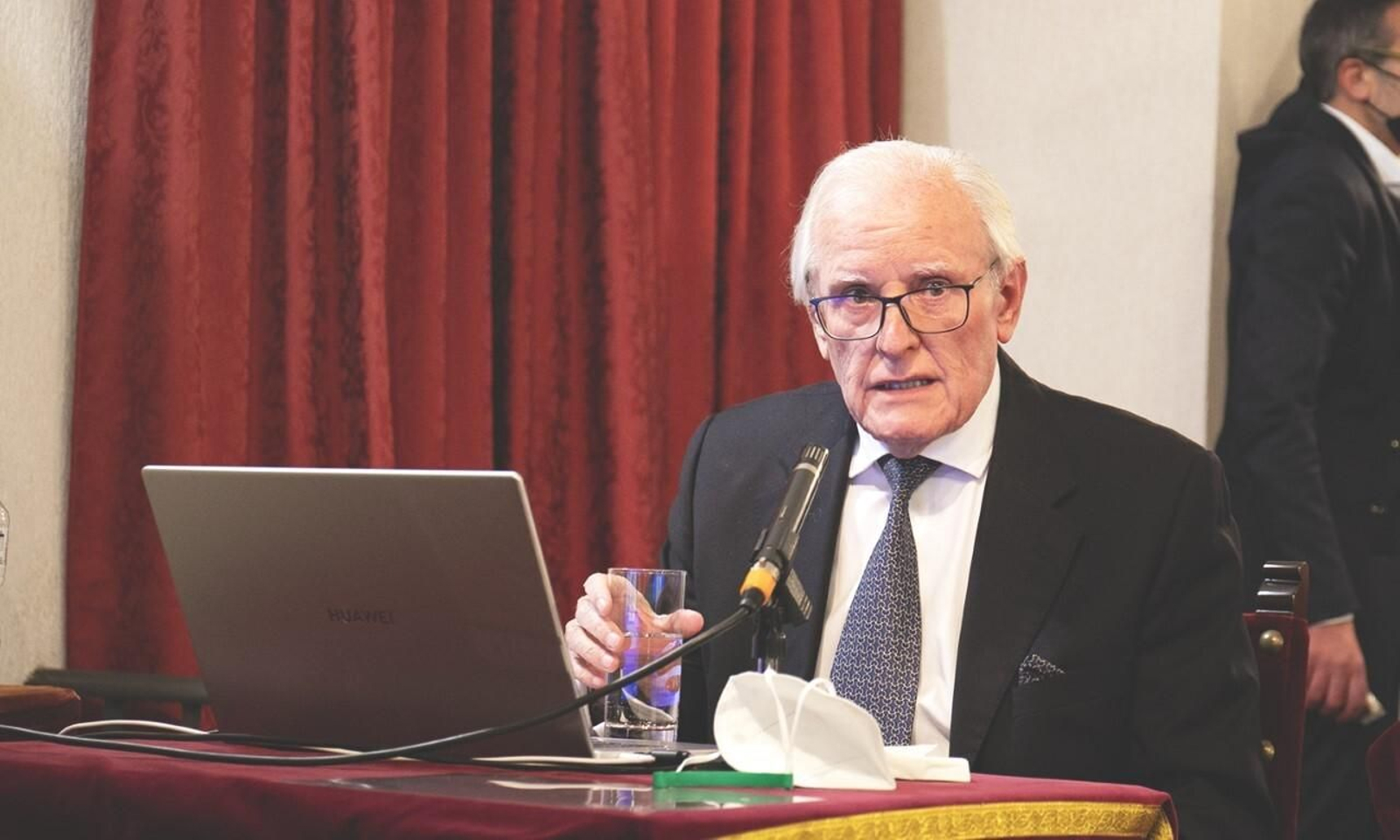 El profesor Comino Delgado, durante su conferencia en la Academia San Dionisio.