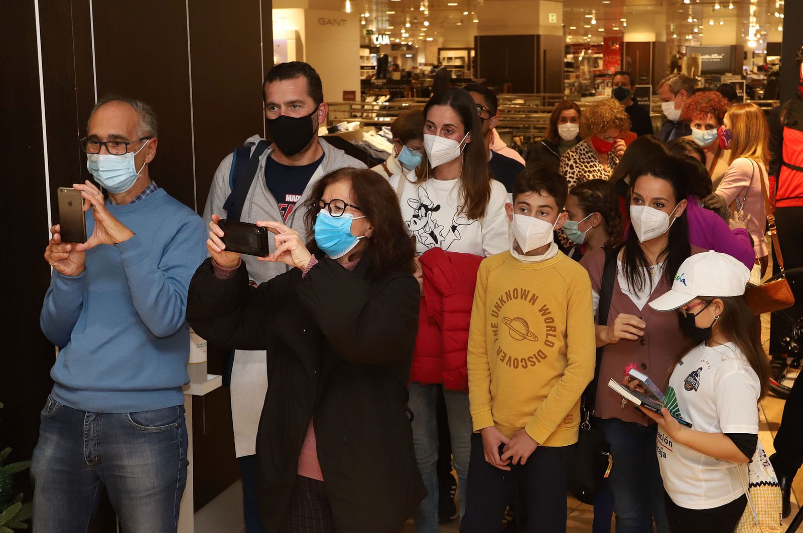 Huelva 2021: Carolina Marín firma autógrafos en el Corte Inglés de Huelva durante el Mundial de Bádminton