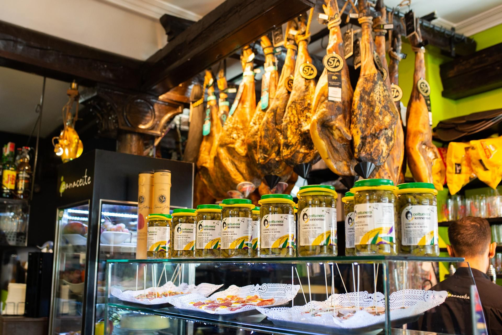 El jamón y el aceite de oliva de máxima calidad, emblemas de este restaurante jienense.