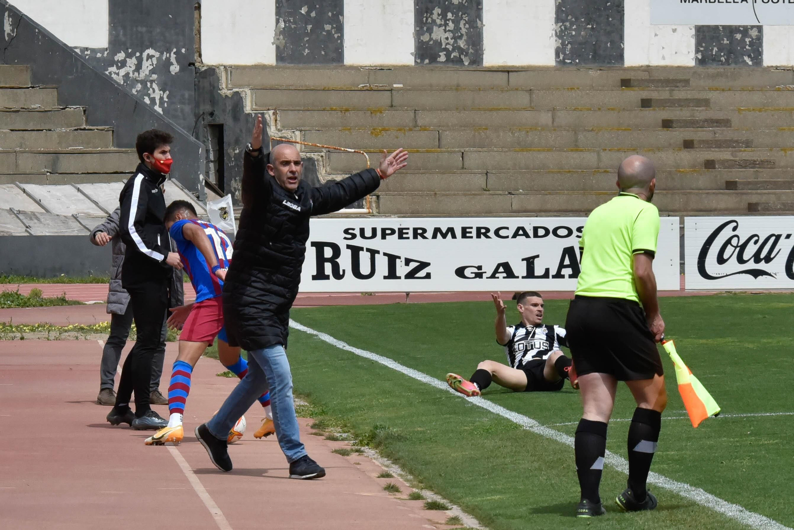 Alberto Monteagudo hace observaciones a uno de los auxiliares del árbitro