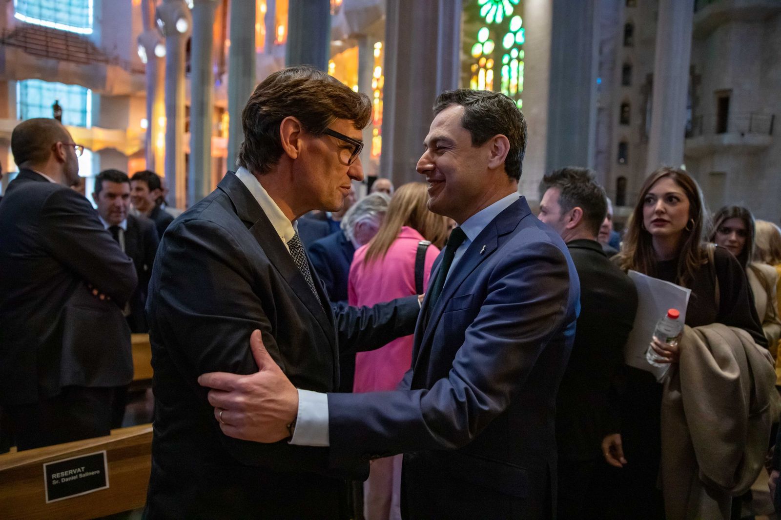 Fotos de Juanma Moreno en la Sagrada Familia de Barcelona durante la misa del 50 aniversario de la romería del Rocío en Cataluña