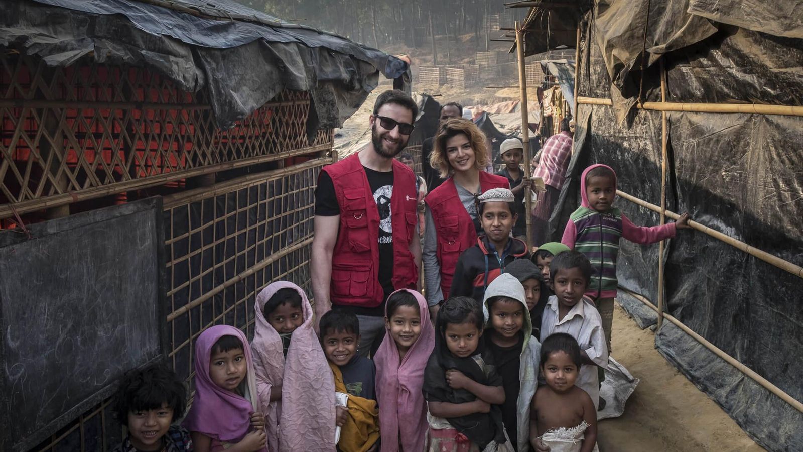 En un viaje a Bangladesh con 'Save the Children', junto a Dani Rovira.