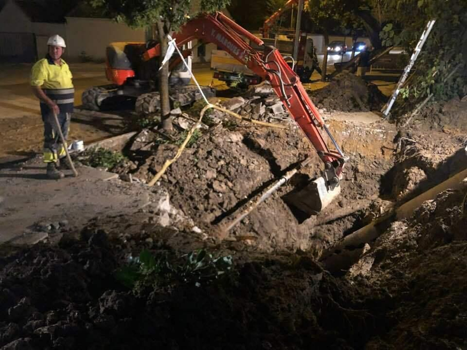 Trabajos en la tubería averiada.