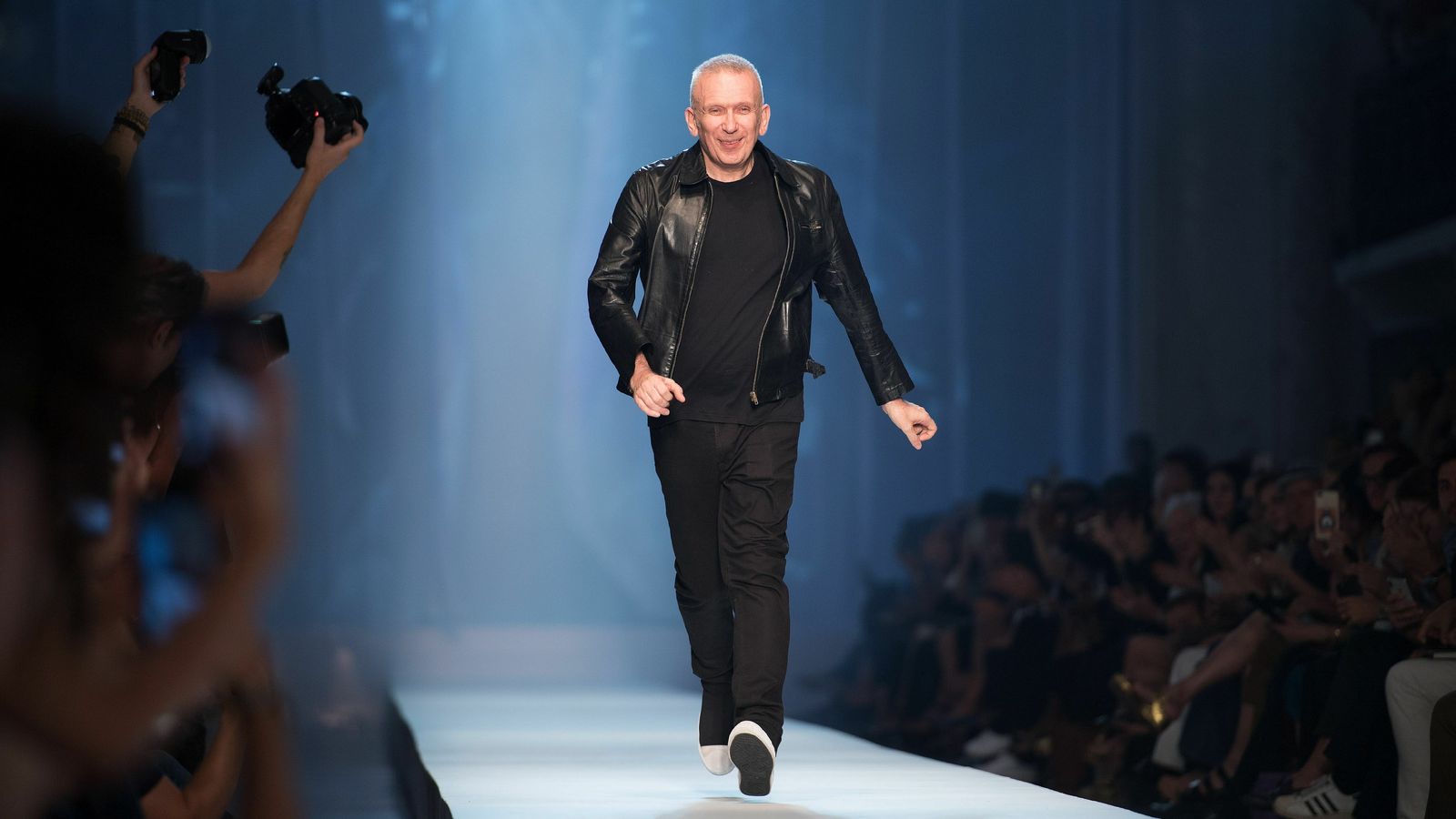 Gaultier, al final de uno de sus exitosos desfiles en la Semana de París.