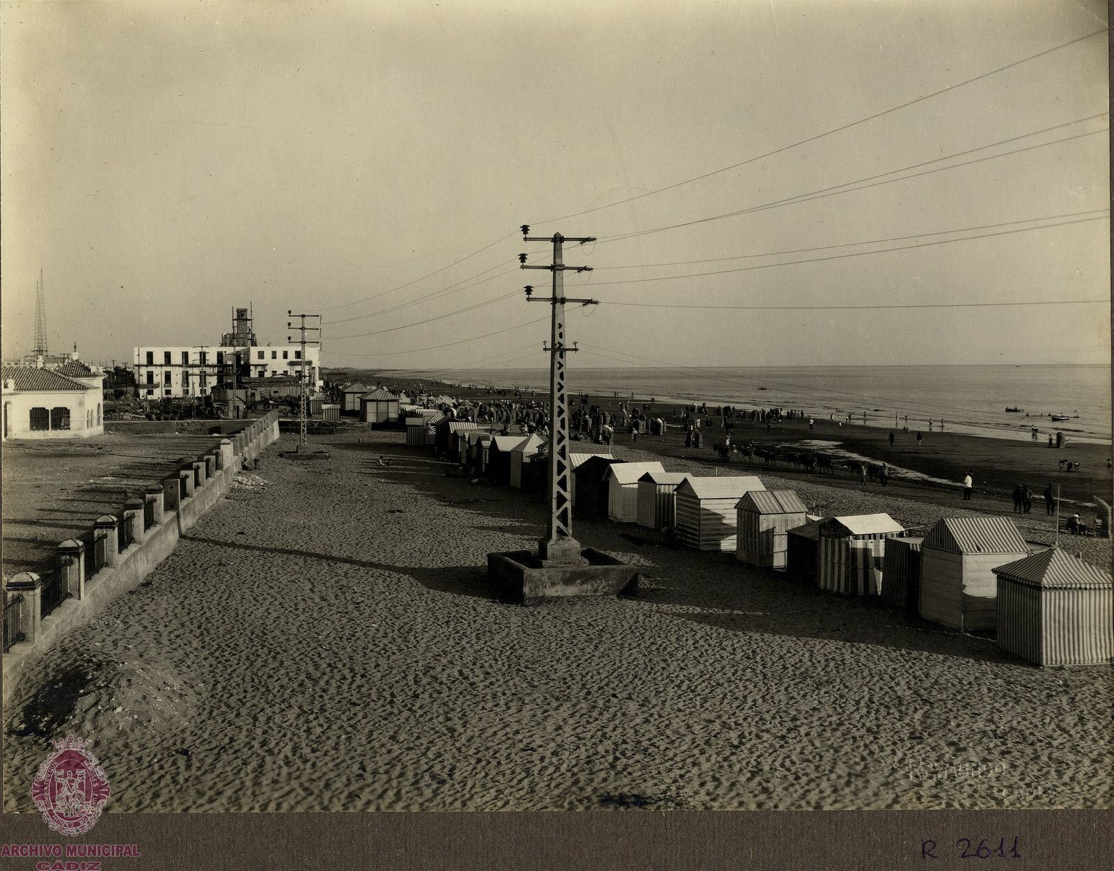 Imágenes con historia de la playa de Cádiz. Con y sin casetas