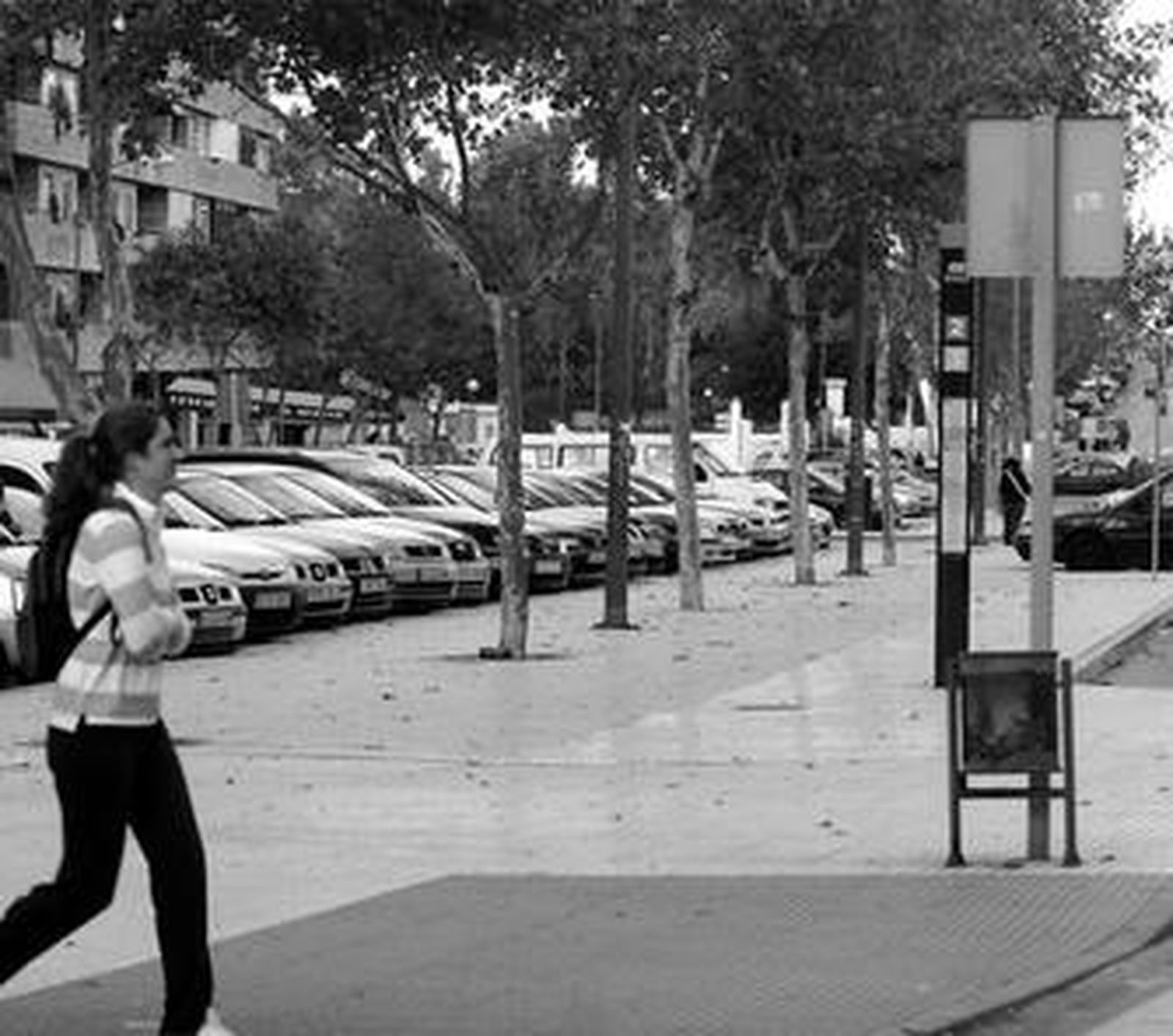 Zona de aparcamiento de la avenida León Herrero, donde se construirá un parking subterráneo.