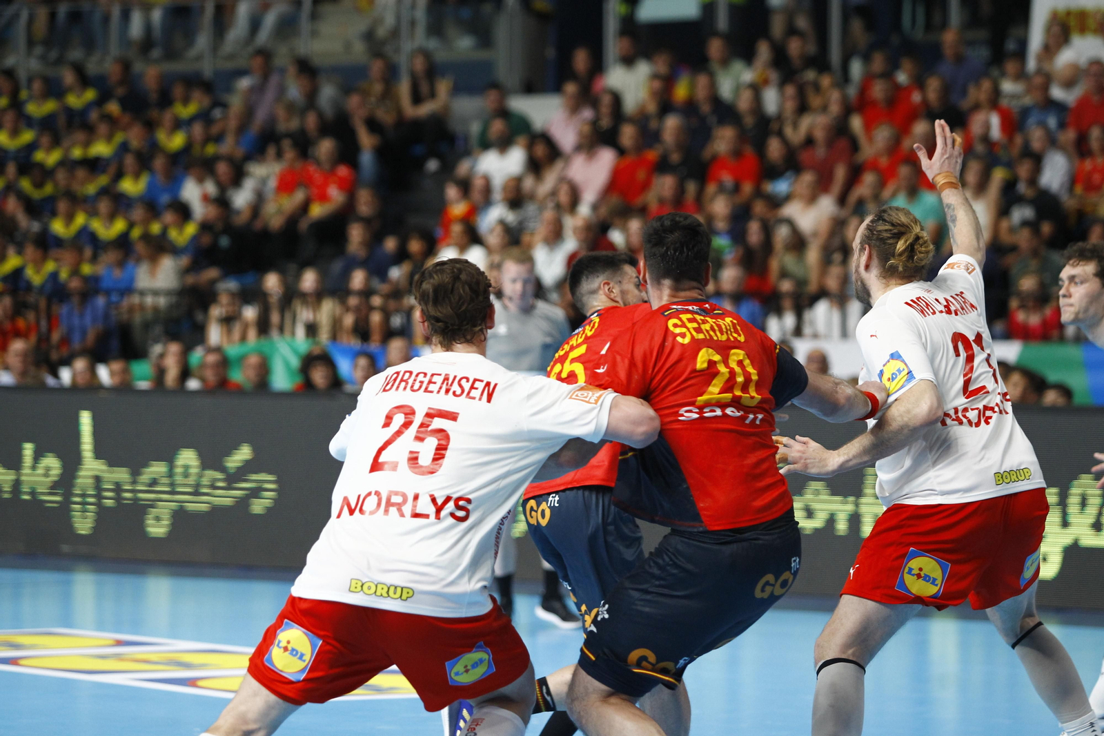 Imágenes del España-Dinamarca de la EHF Euro Cup de balonmano, en Almería