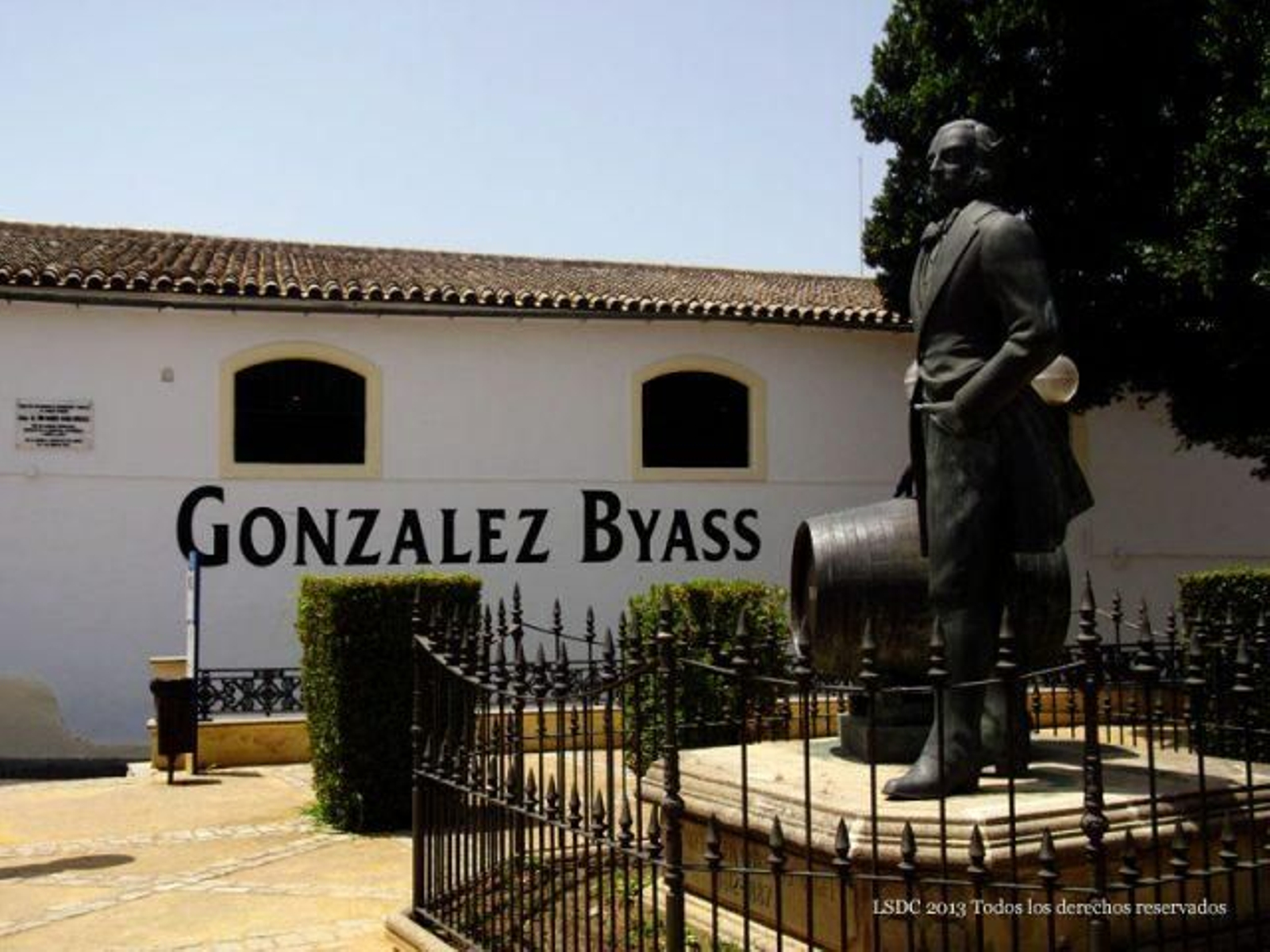 Exterior de la bodega González Byass en Jerez, con la estatua de su fundador en primer plano Exterior de la bodega González Byass en Jerez, con la estatua de su fundador en primer plano