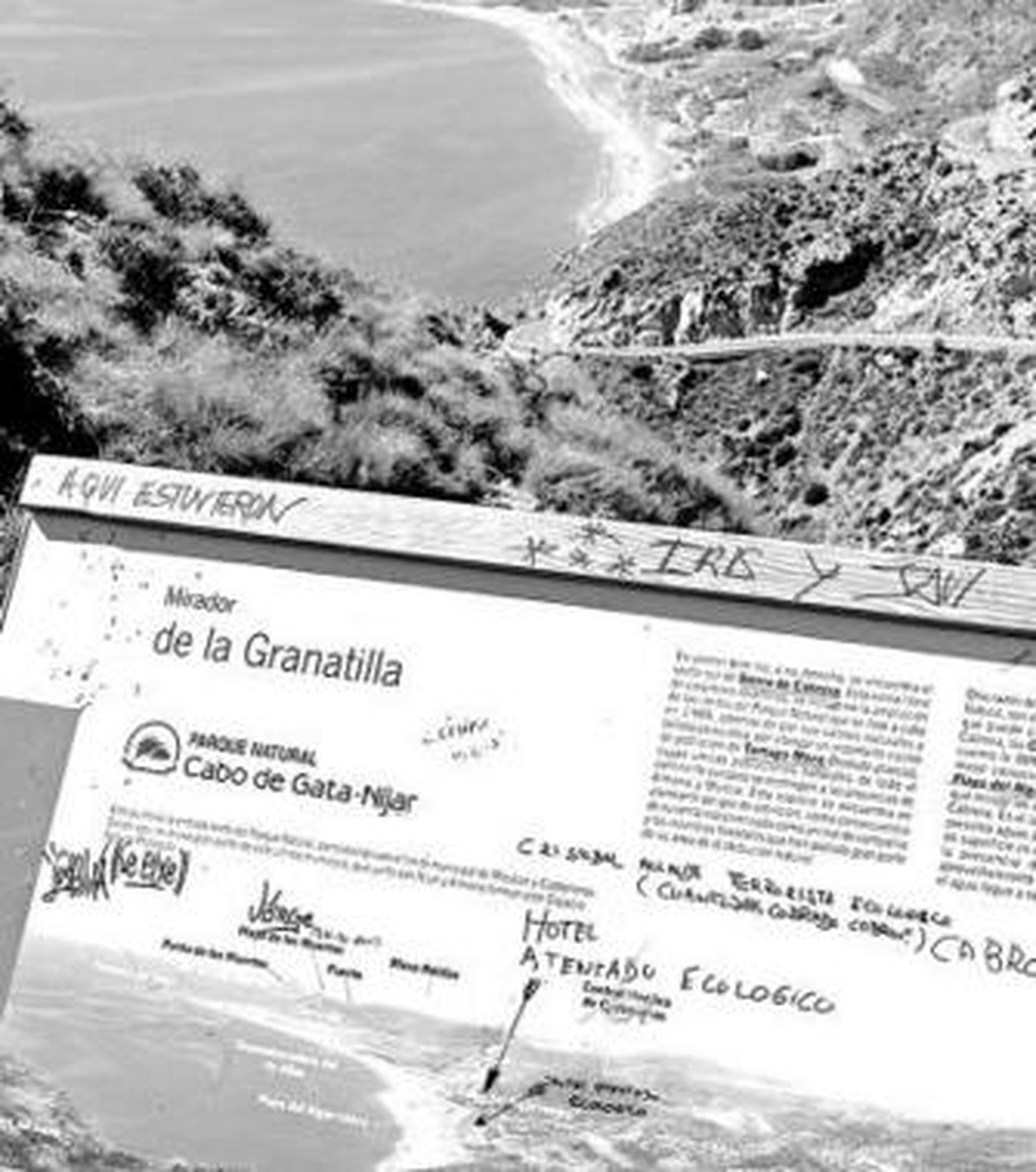 Pintadas en un plano de situación que denuncian la construcción.