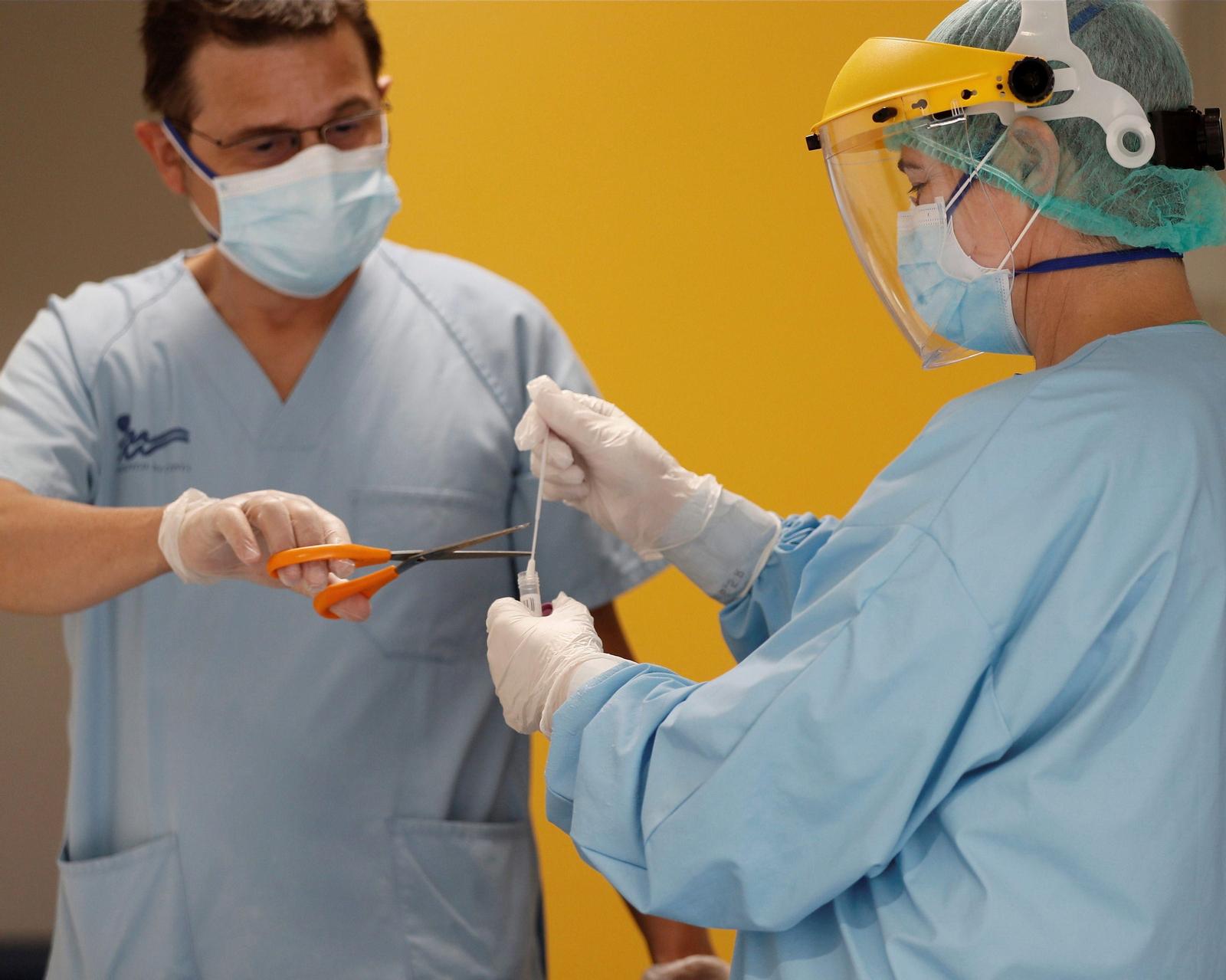 Sanitarios con una muestra PCR.
