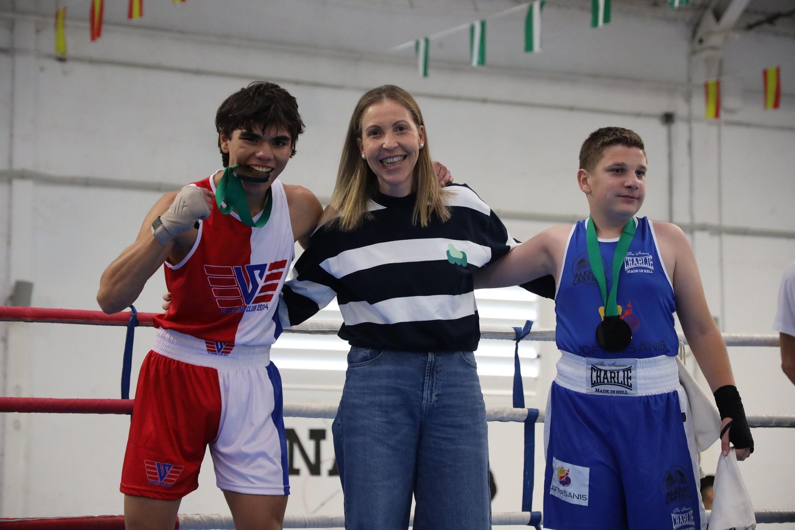 La concejala de Deportes posa con dos de los boxeadores participantes en la competición autonómica.