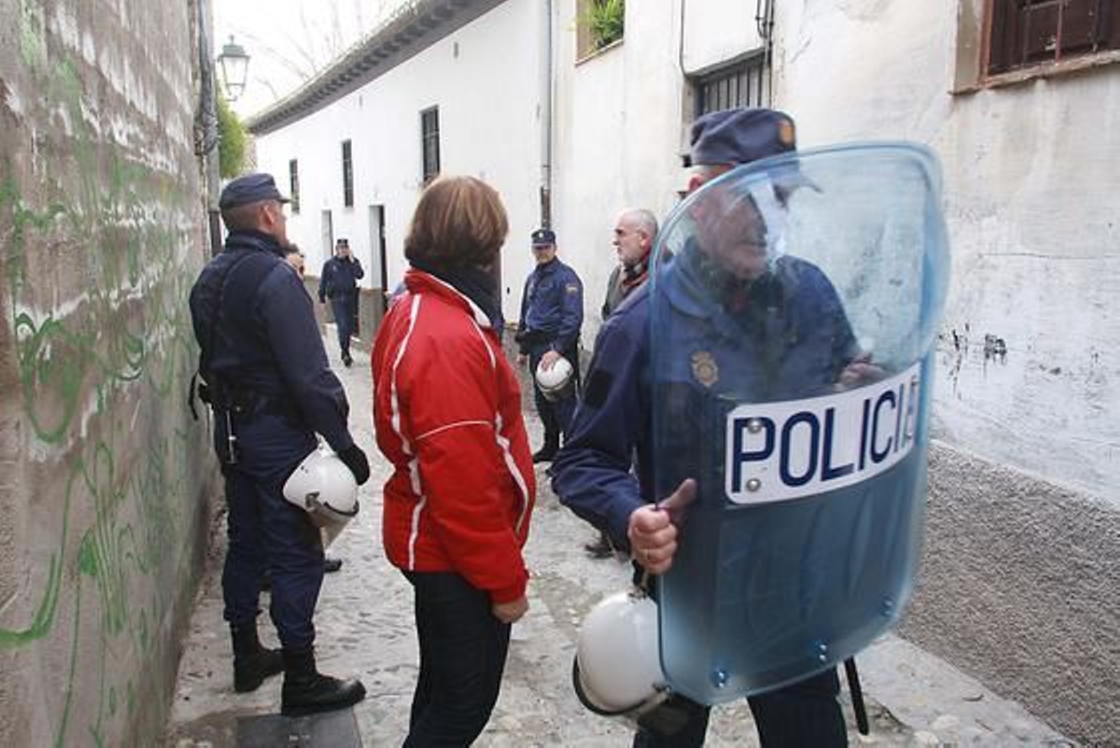 Seis ocupas son desalojados de la Casa del Aire, en el nº 7 de la calle Zenete del barrio granadino del Albaicín.

Foto: Pepe Torres