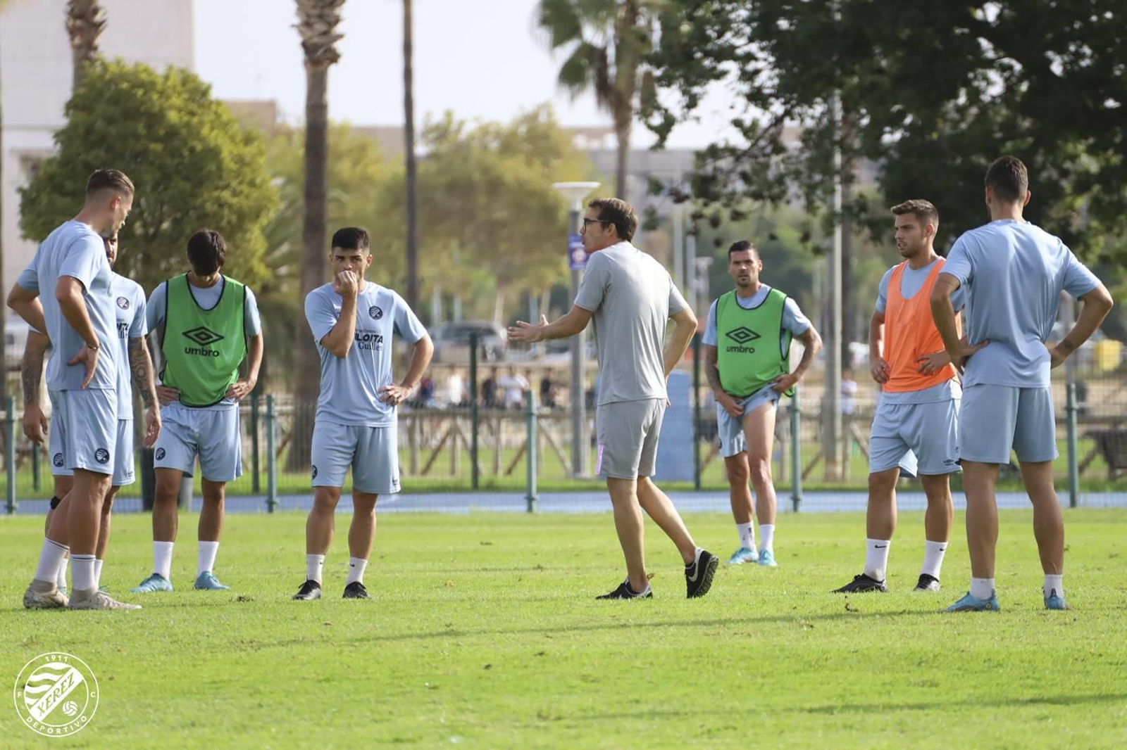 Francis tiene a toda la plantilla disponible para el partido del domingo. Francis tiene a toda la plantilla disponible para el partido del domingo.