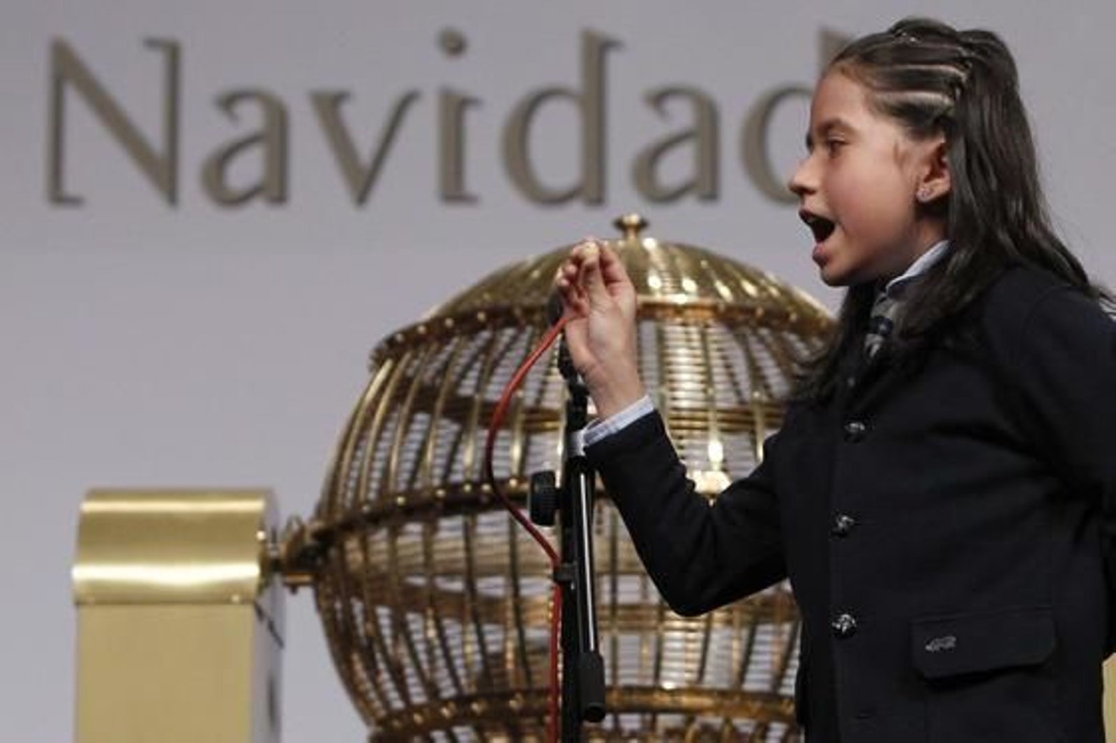 El Gordo ha recaído en el número 58.268, vendido íntegramente en un pubelo de Huesca.

Foto: EFE