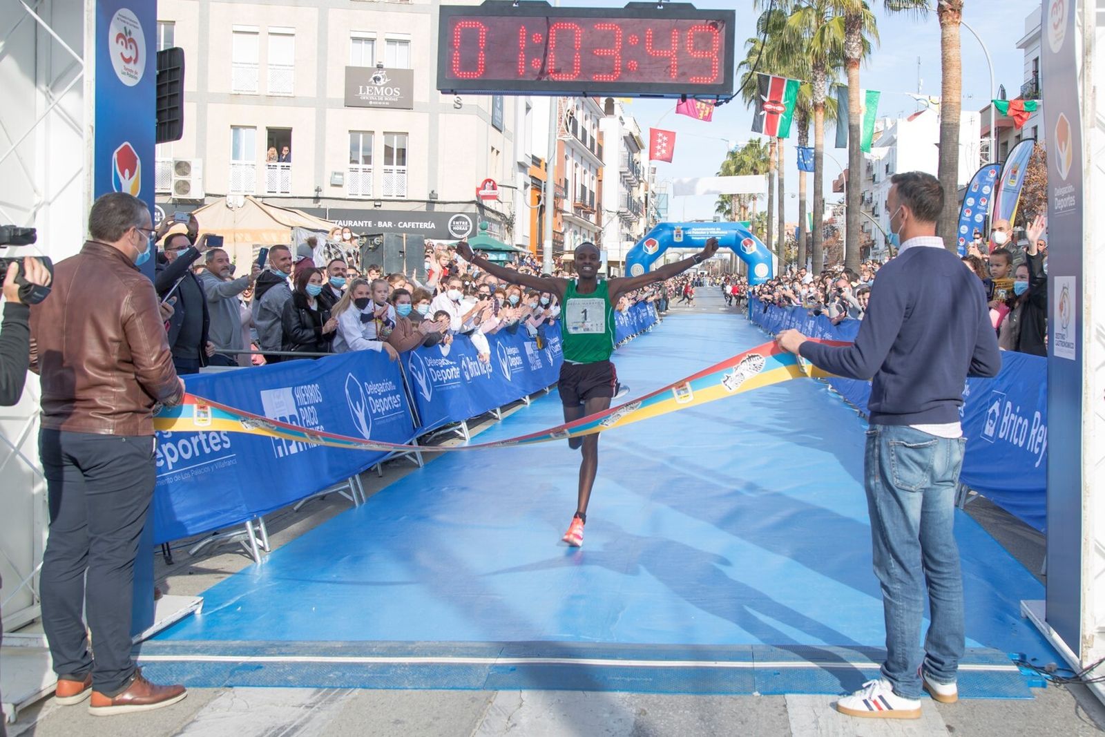 Langat Kipkirui entra en la meta de Los Palacios como gran vencedor.