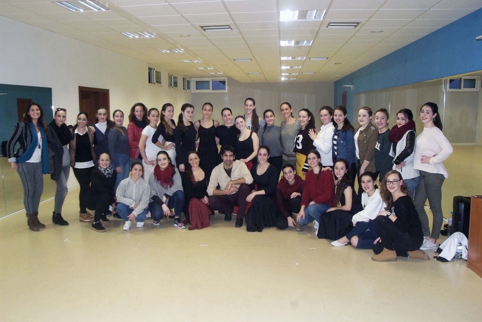 Participantes en la master class de baile que impartió Antonio Molina 'El Choro' en la Escuela de Música.