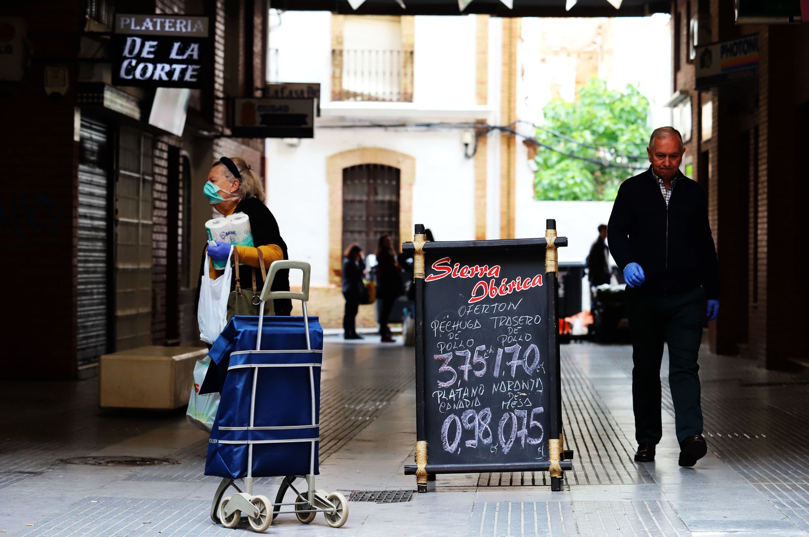 Imágenes de la actividad en las pequeñas tiendas de alimentación, fruterías y pescaderías