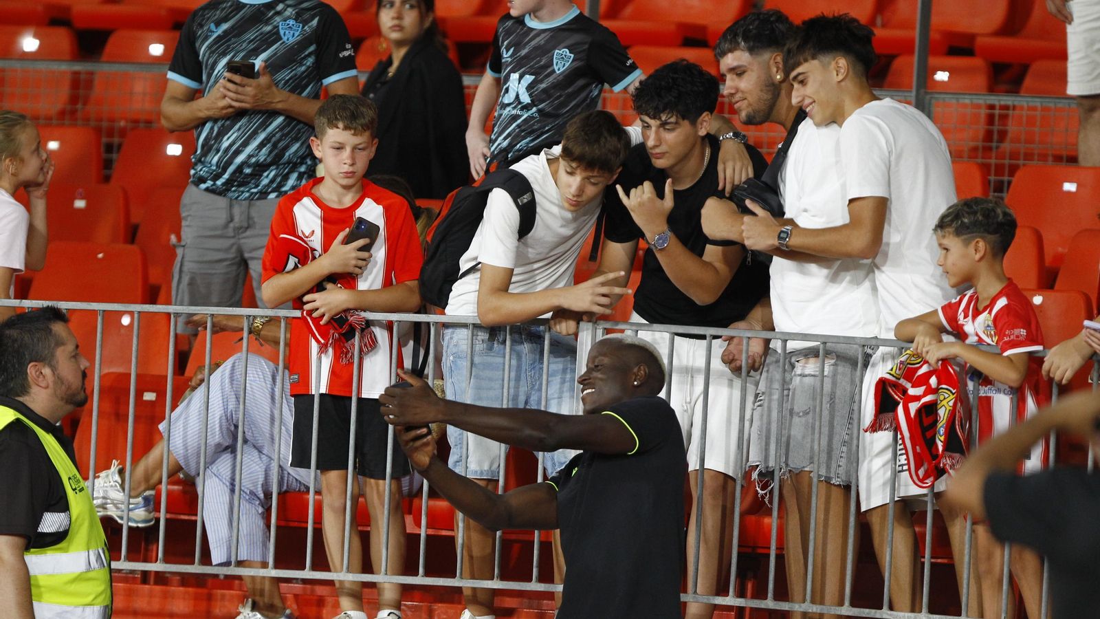 Lopy acabó sonriente fotografiándose con aficionados, por lo que puede que el alcance de su dolencia no revista gravedad