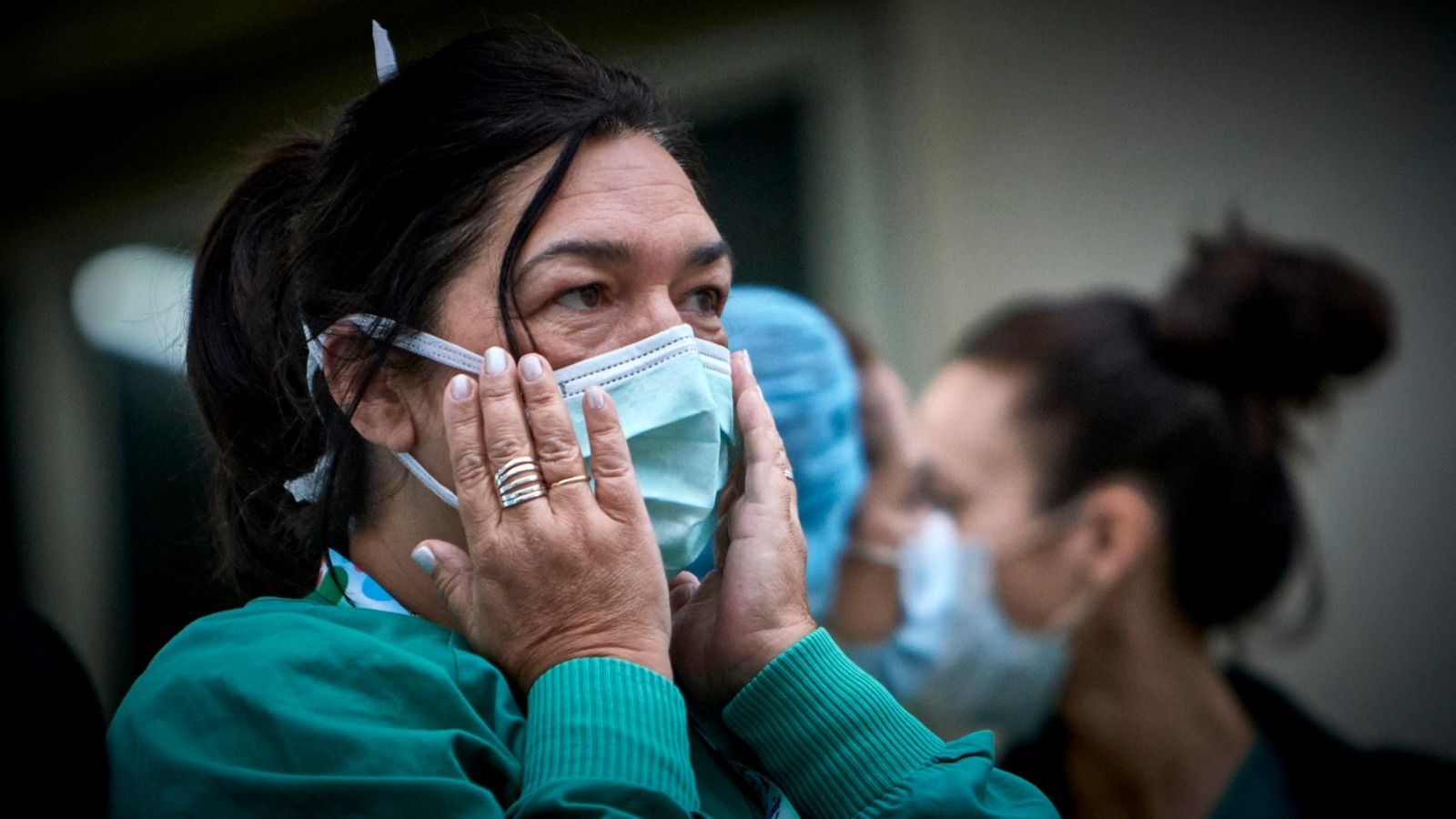 Una mujer se ajusta la mascarilla, imprescindible a causa de la pandemia.