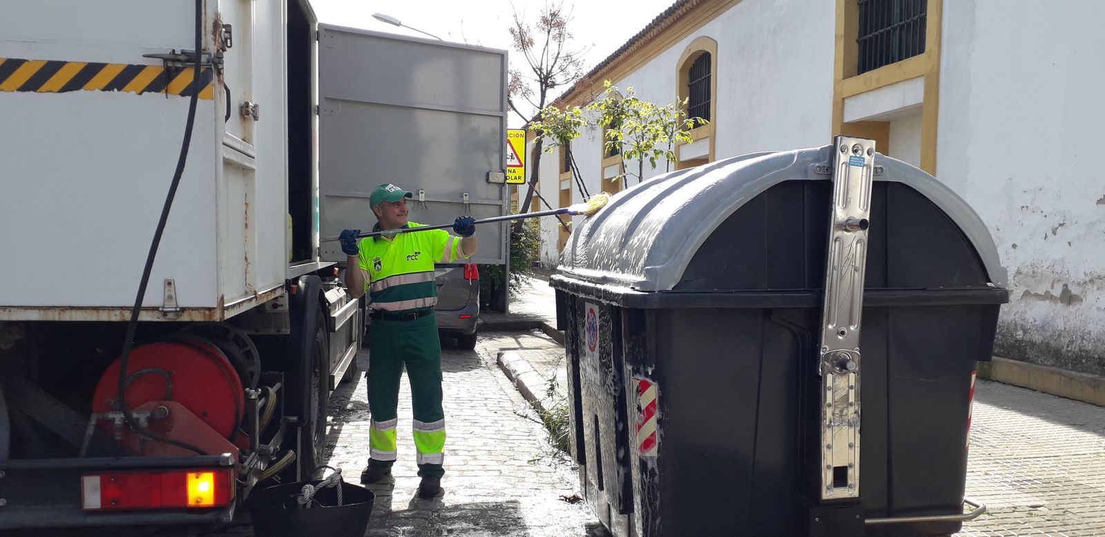 Un trabajador de FCC, limpiando este miércoles un contenedor en la calle Albareda.