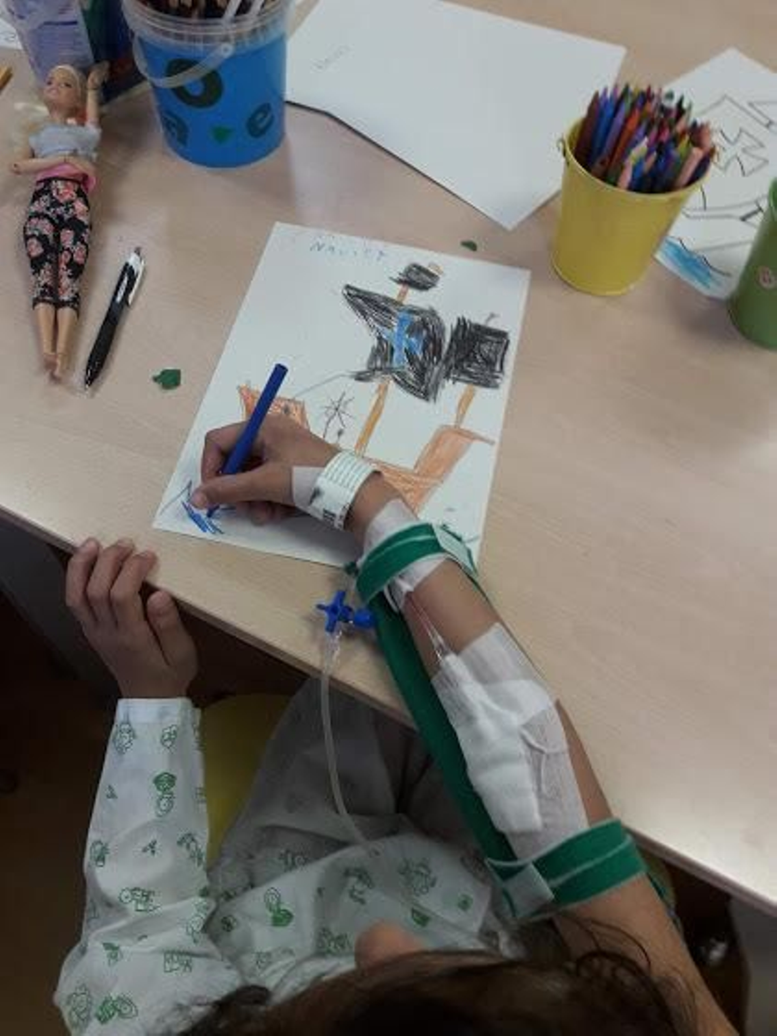 Taller de pintura en el aula hospitalaria.