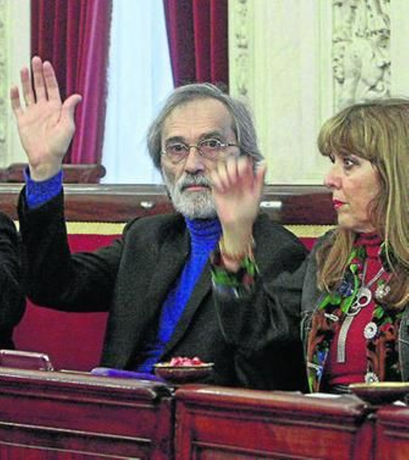Federico Pérez Peralta vota en un pleno municipal.