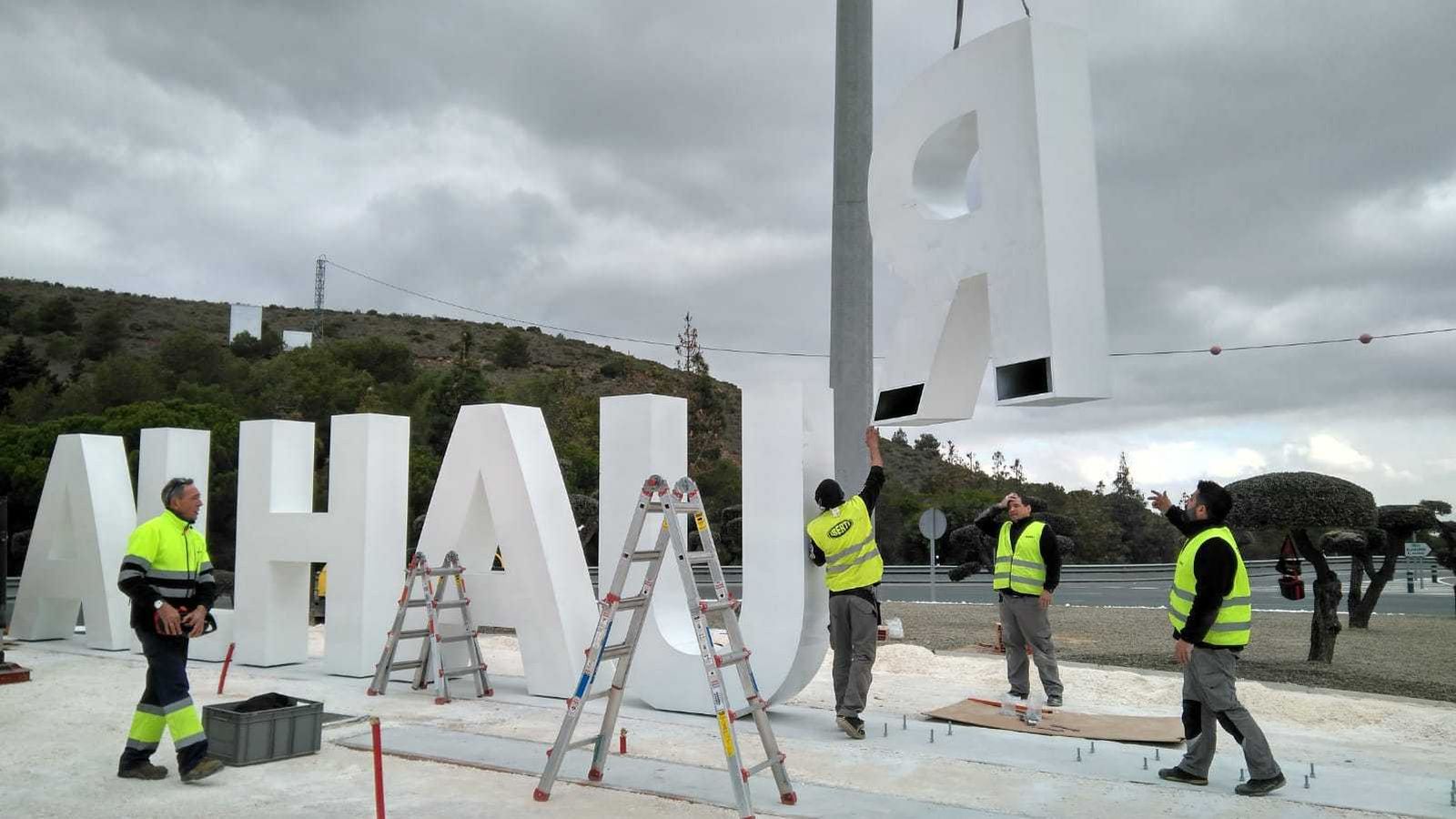 Trabajadores, ayer, durante la colocación de las letras de Alhaurín el Grande.