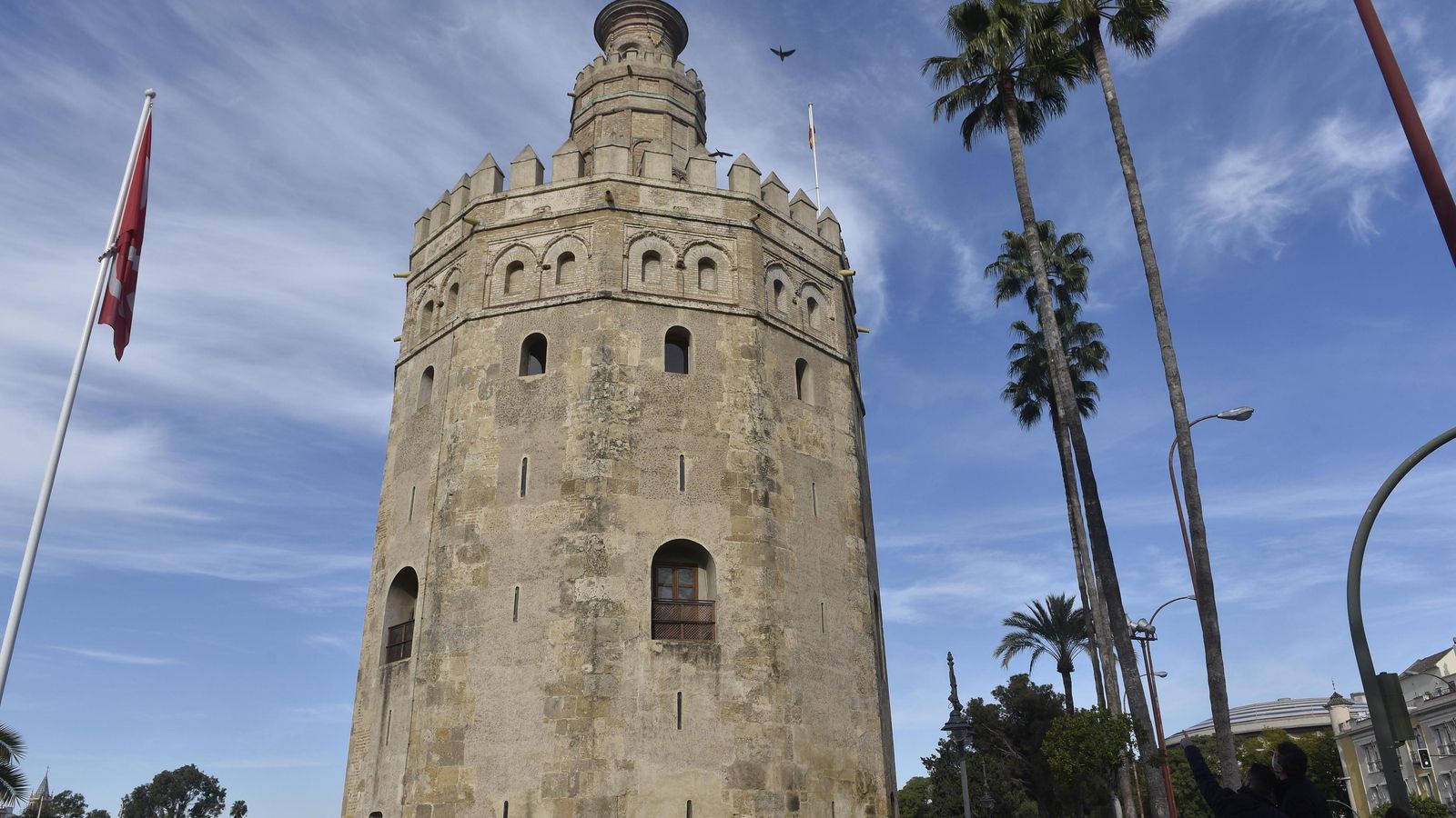 La bandera conmemorativa del V centenario de la primera vuelta al mundo izada junto a la Torre del Oro.