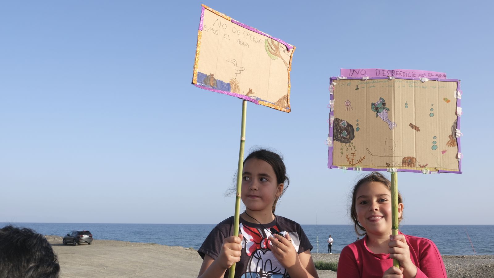 Concentración de los vecinos de Costacabana por los vertidos de agua al mar