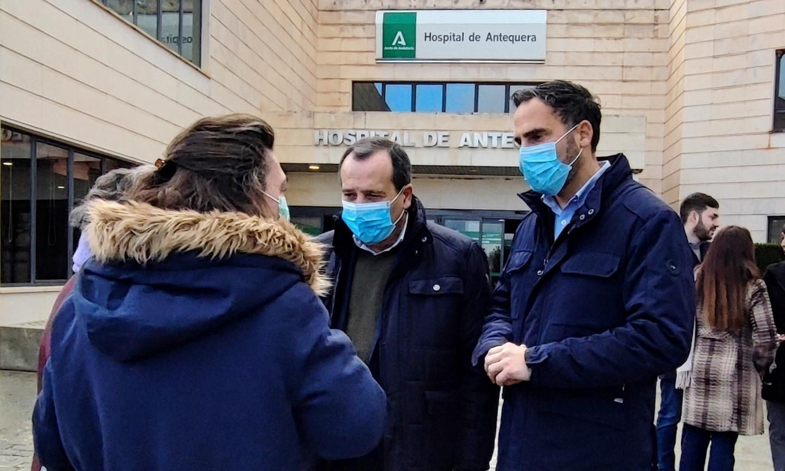 Dani Pérez y José Luis Ruiz Espejo en el hospital comarcal de Antequera.