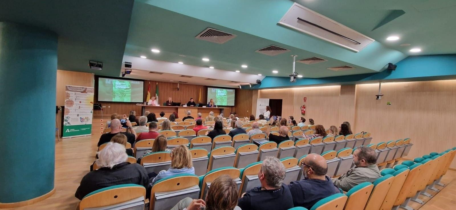 Jornada de inauguración entre asociaciones de pacientes y profesionales sanitarios del Área de Gestión Sanitaria Campo de Gibraltar Oeste para mejorar la atención a la población.