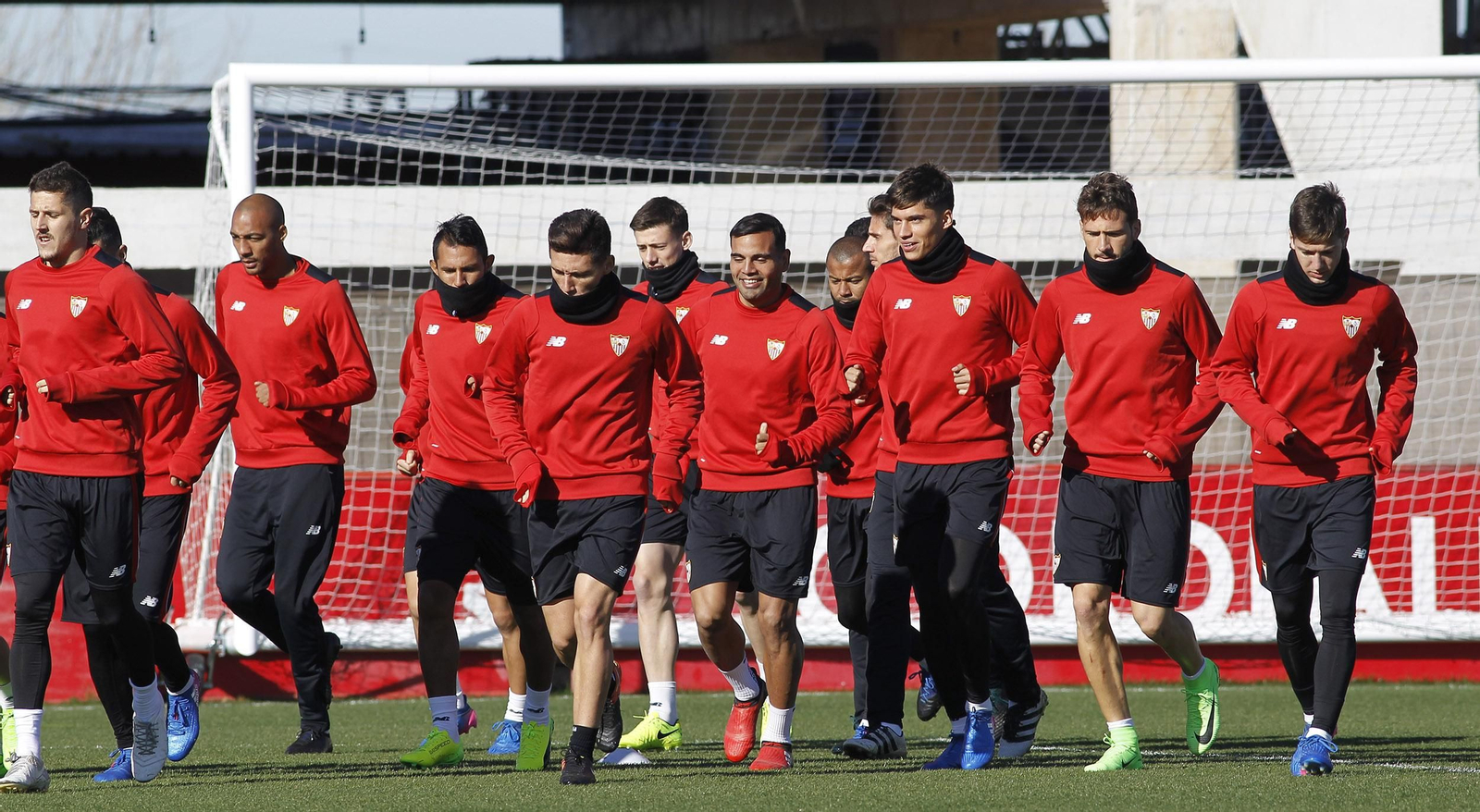 Los jugadores del Sevilla, con el debutante goleador Correa en el centro, realizan carrera continua.