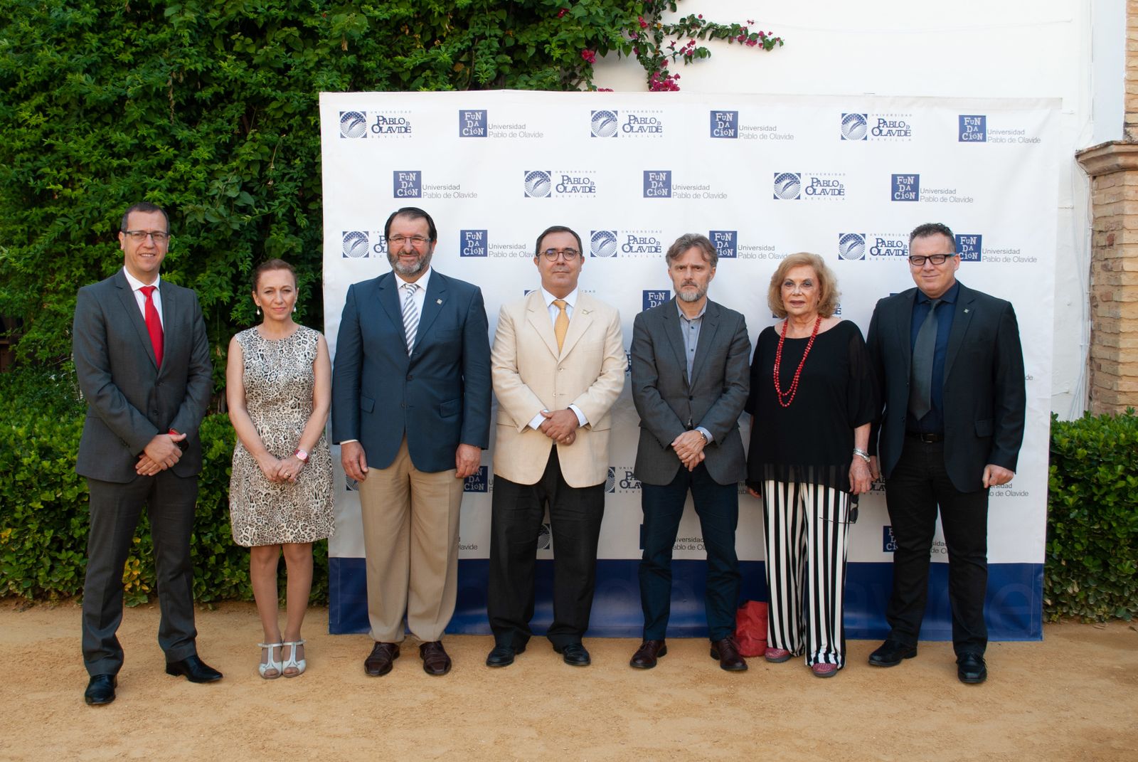 El rector de la UPO, Vicente Guzmán, en el centro, con todas las personalidades que se dieron cita en Carmona.