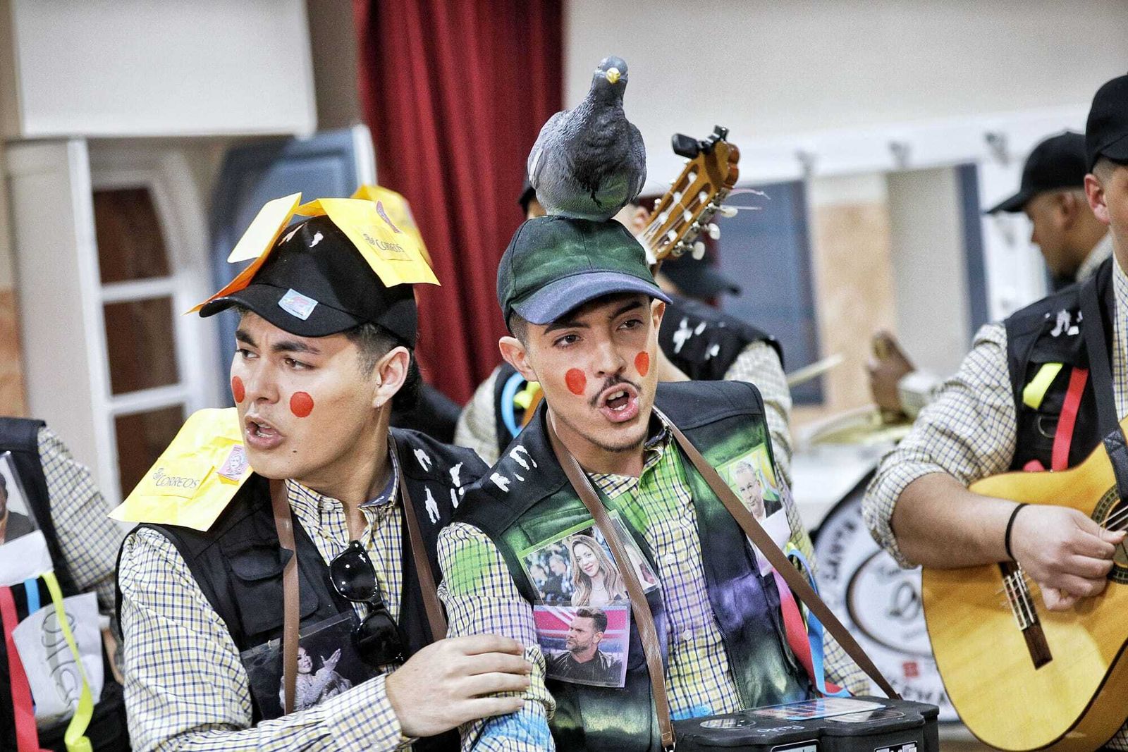 Chirigota 'El que la sigue la consigue' en camerinos.