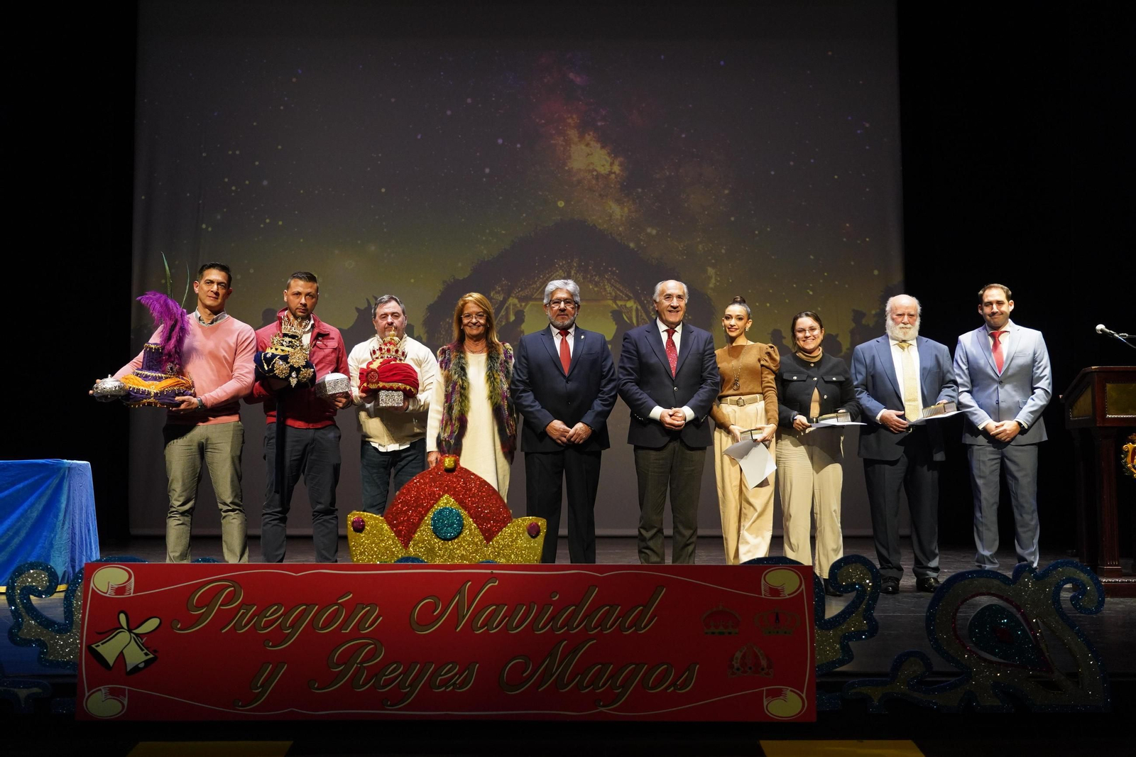 El pregonero de la Navidad, los personajes de las fiestas y los responsables municipales.