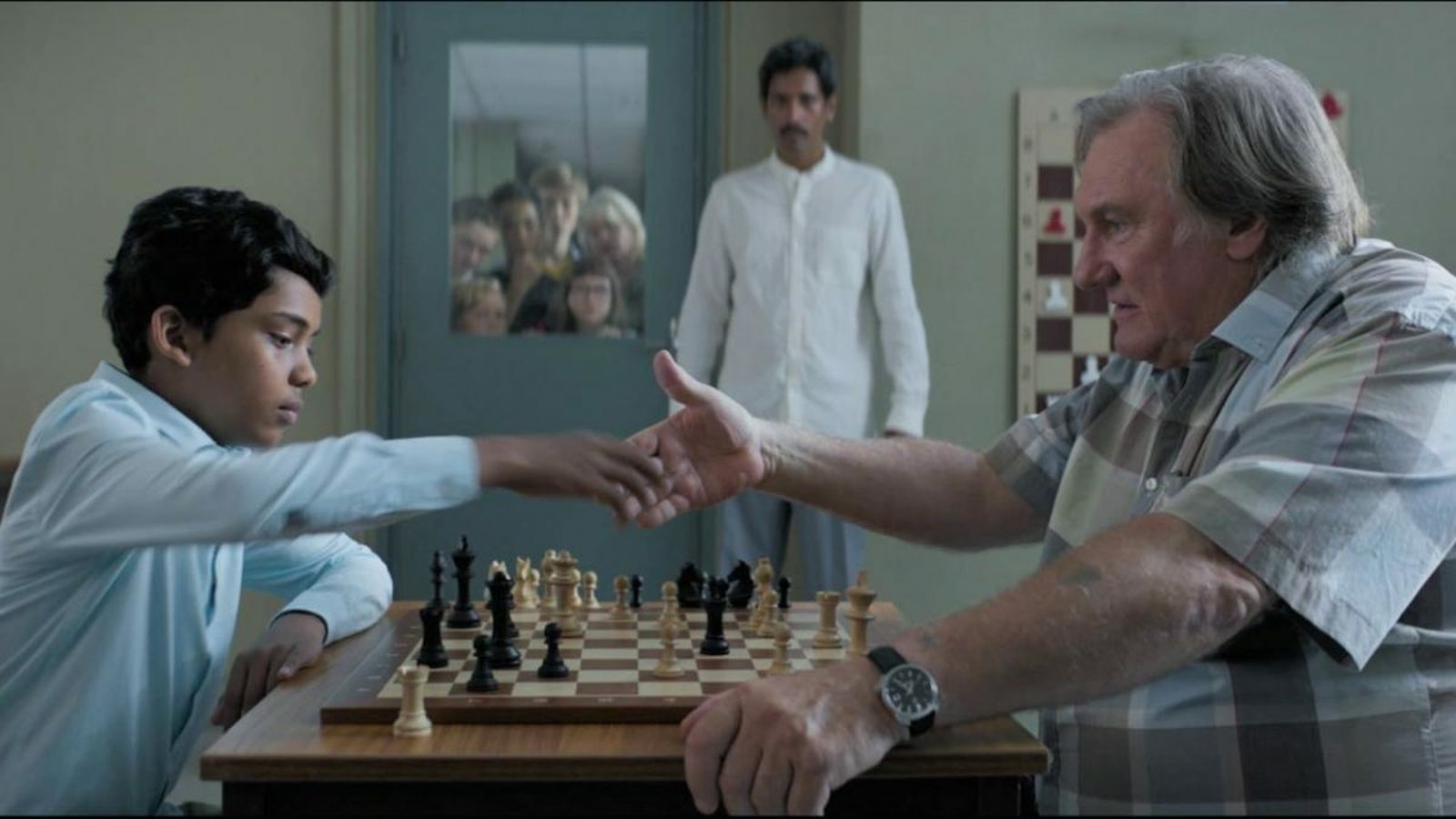 El niño Assad Ahmed y Gérard Depardieu en una escena de 'Fahim'.