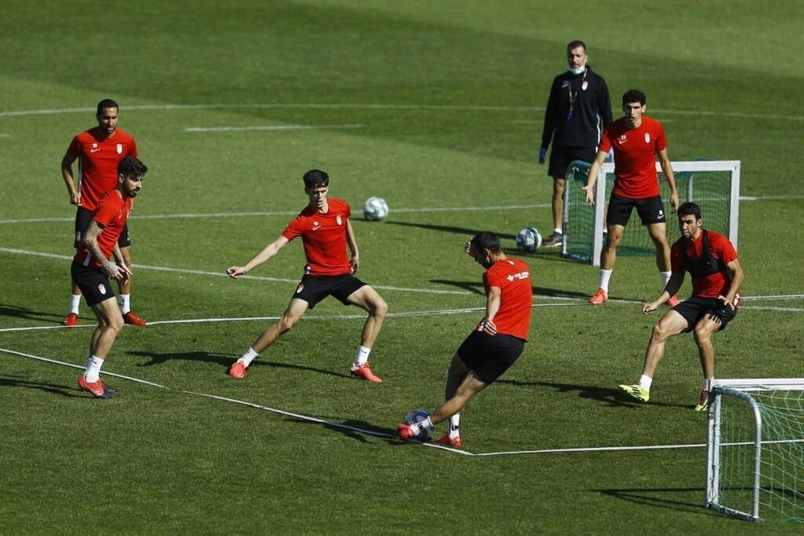 Los jugadores se ejercitaron en grupos de no más de diez futbolistas