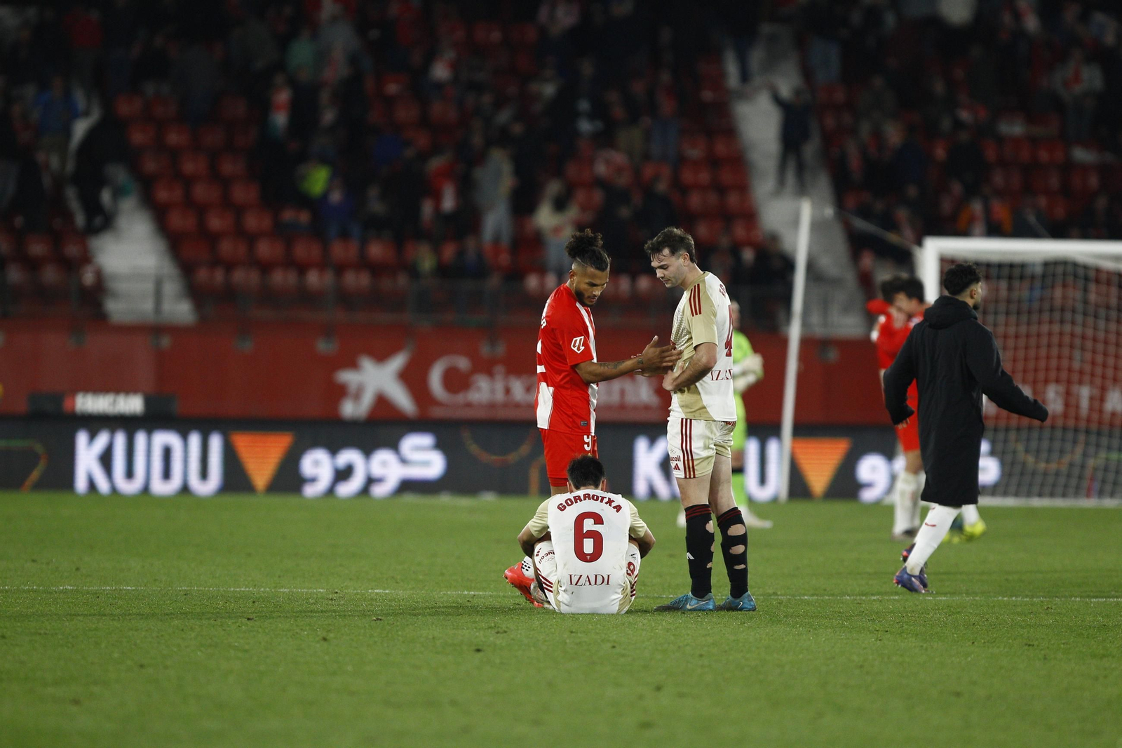 La U.D. Almería se impone por 1-0 al C.D. Mirandés y alcanza la segunda plaza, en imágenes