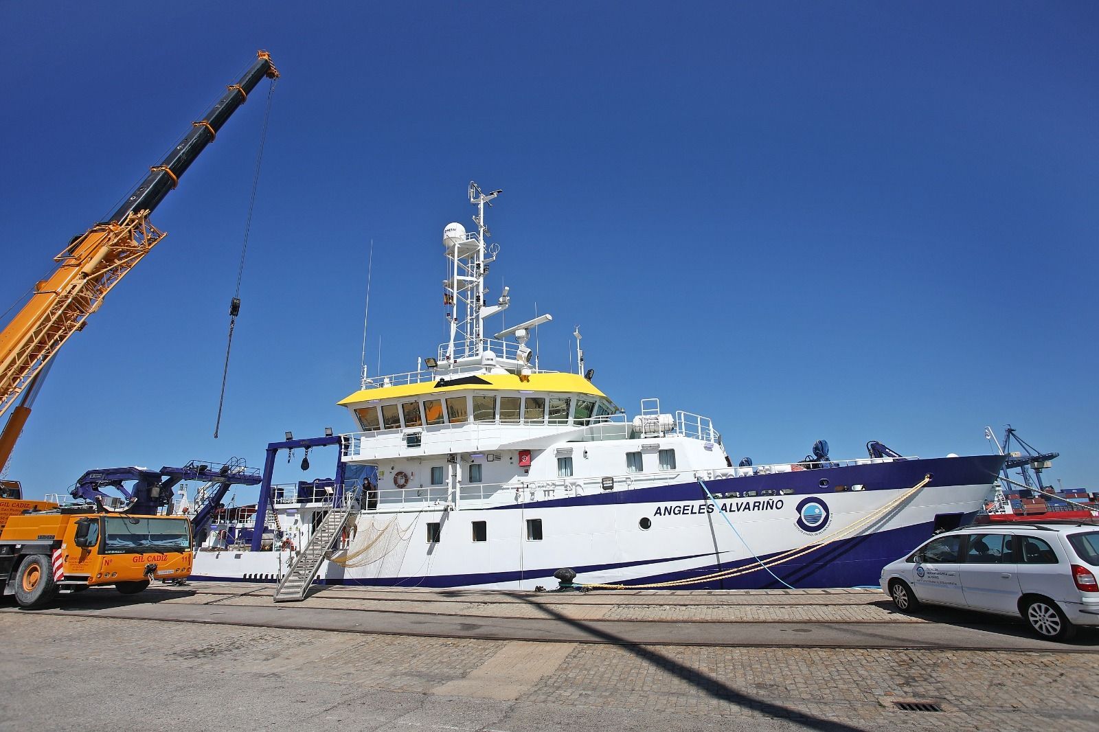 El buque ‘Ángeles Alvariño’, este lunes, atracado en el Muelle Marqués de Comillas de Cádiz.