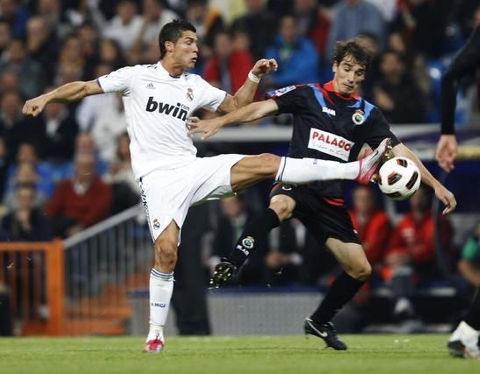 El Real Madrid golea 6-1 al Racing en casa con cuatro goles de Ronaldo. / Reuters