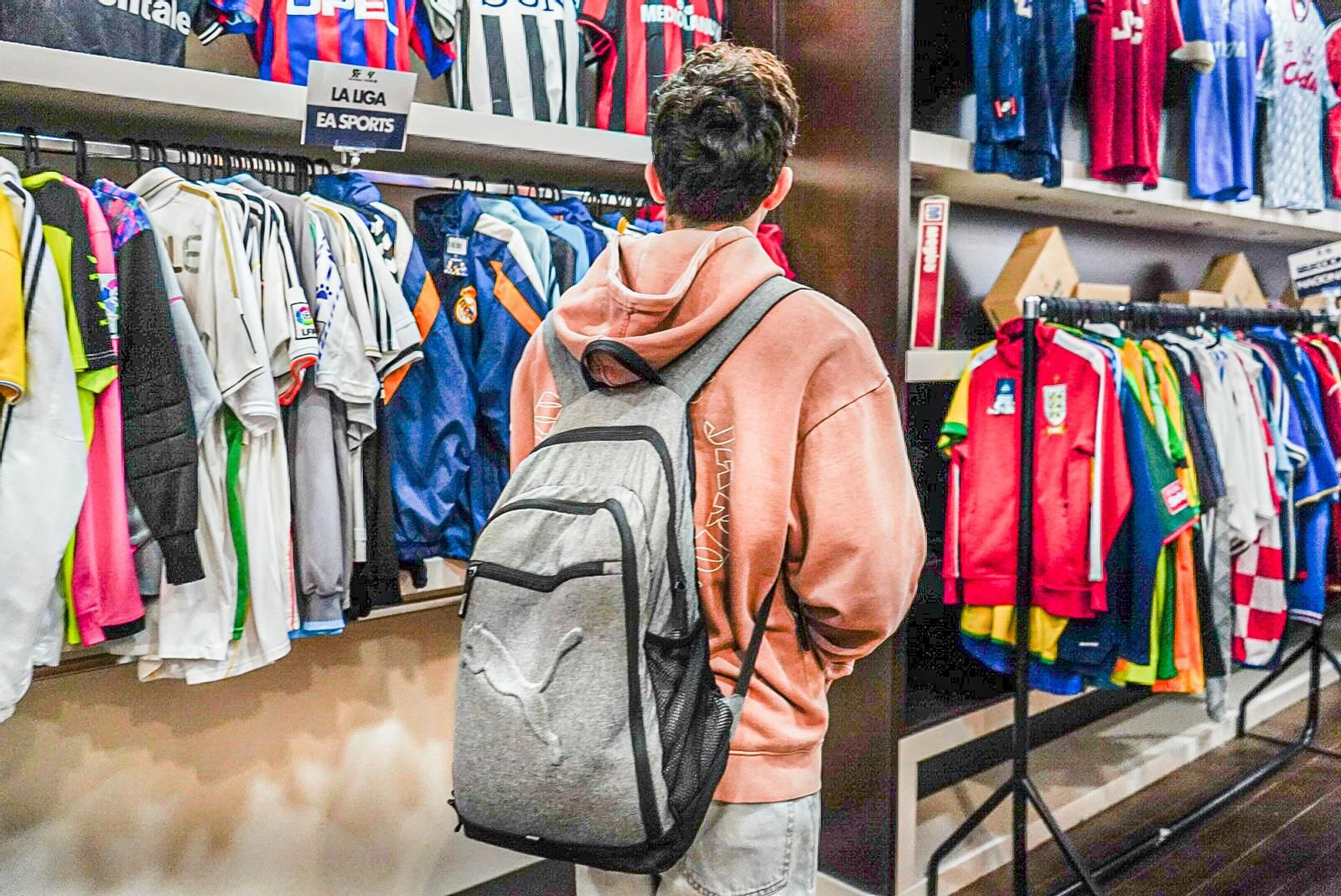 Las imágenes: así es la tienda con más de 3.000 camisetas de fútbol retro de Granada