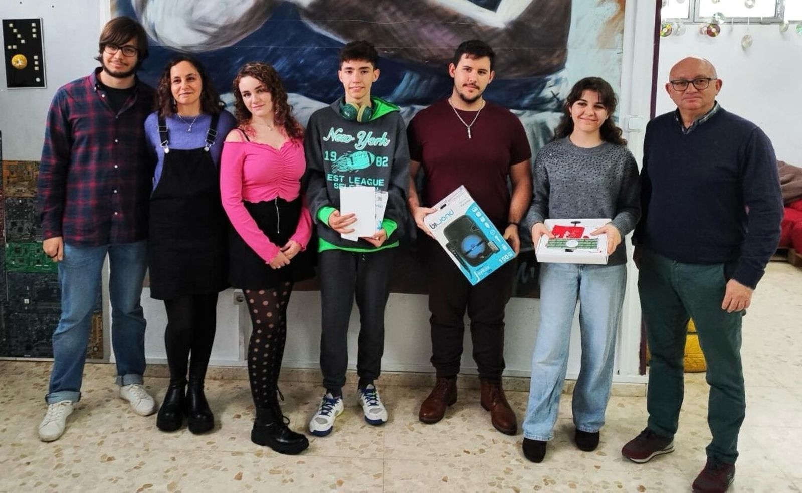 Una imagen de los premiados con el concejal de Juventud.