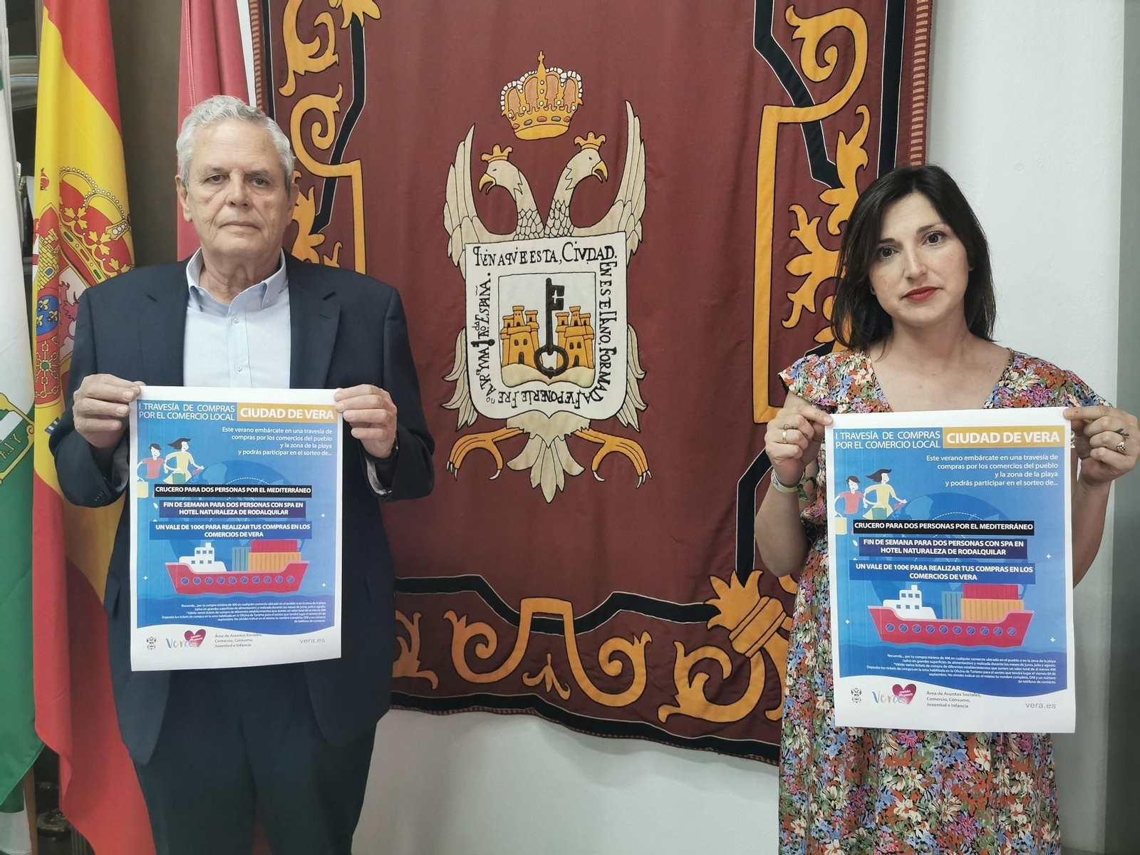 El alcalde de Vera y la concejal de Comercio presentan el cartel de la campaña.