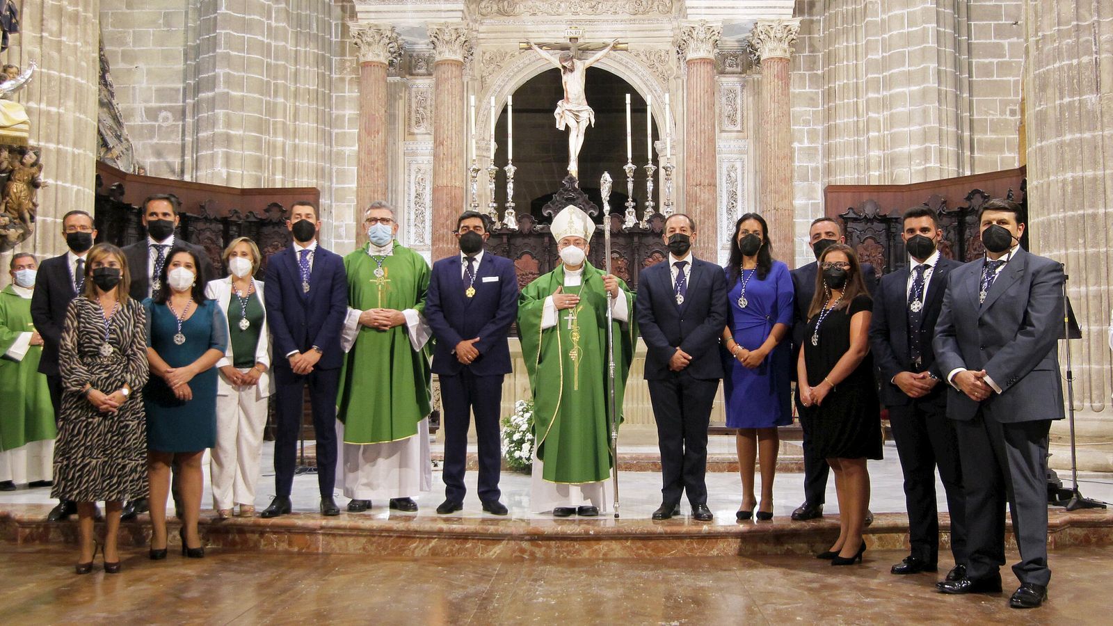 José Manuel García Cordero, con el nuevo consejo de la Unión de Hermandades junto al obispo, monseñor Rico Pavés.
