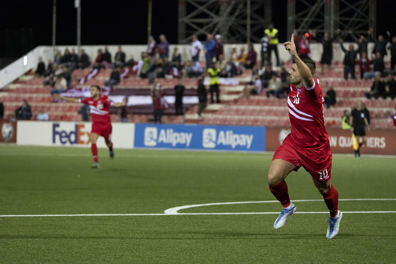 Liam celebra el gol de Gibraltar ante Letonia.