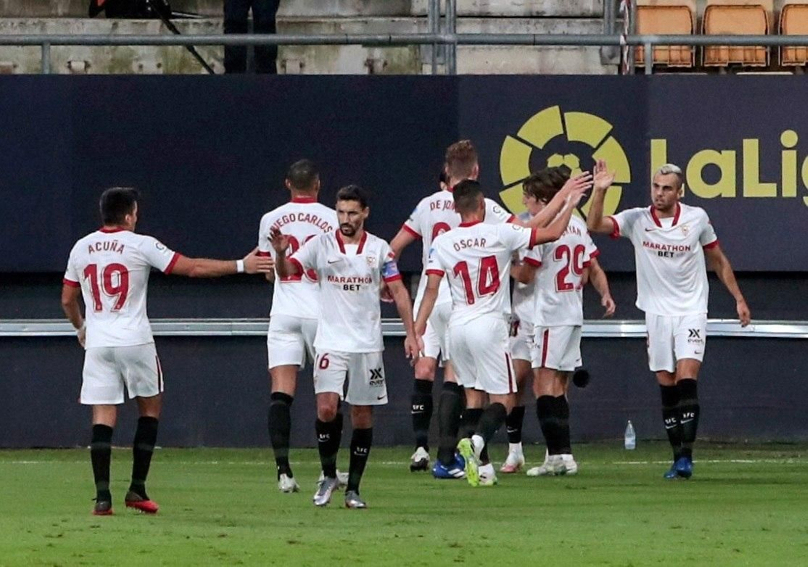 Los futbolistas del Sevilla felicitan a Munir tras el 1-2.