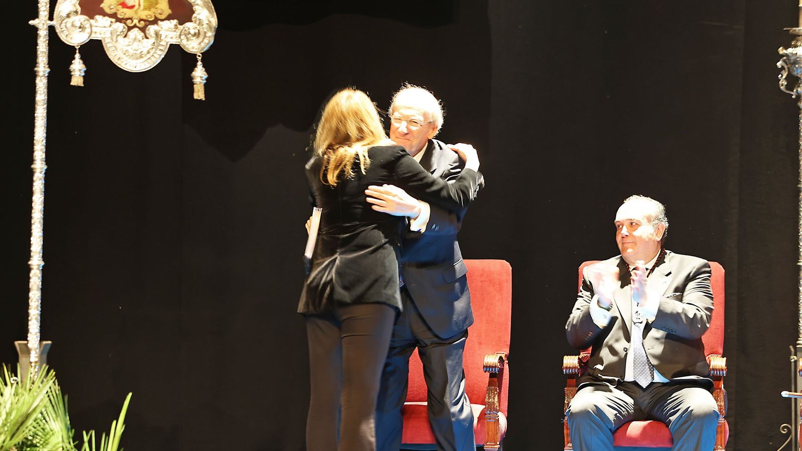 Presentadora y pregonero se funden en un abrazo momentos antes del Pregón