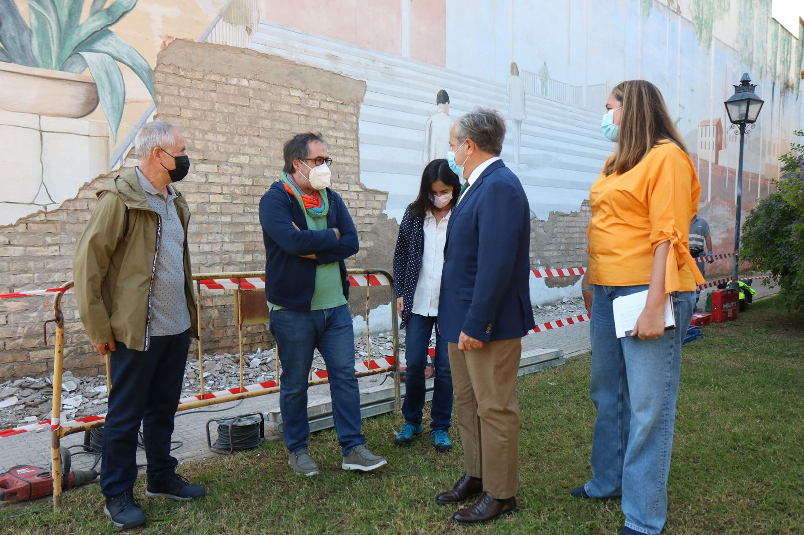 Representantes institucionales en el Mural de los Poetas.