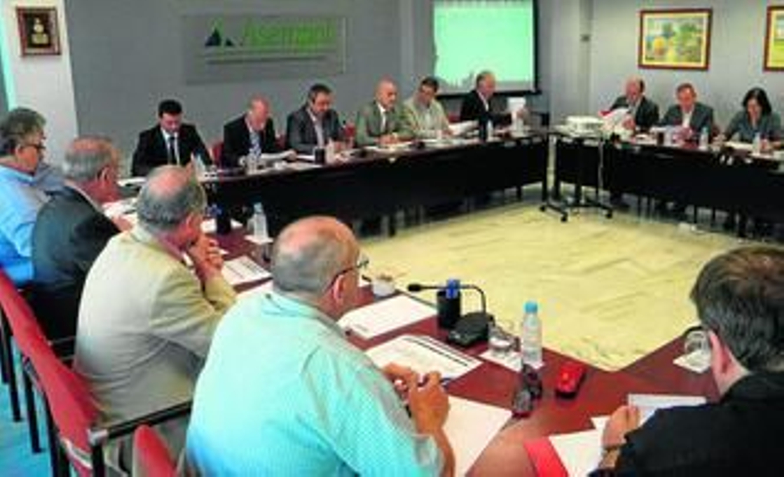 Los integrantes de la Mesa de las Infraestructuras en la sede de Asempal.