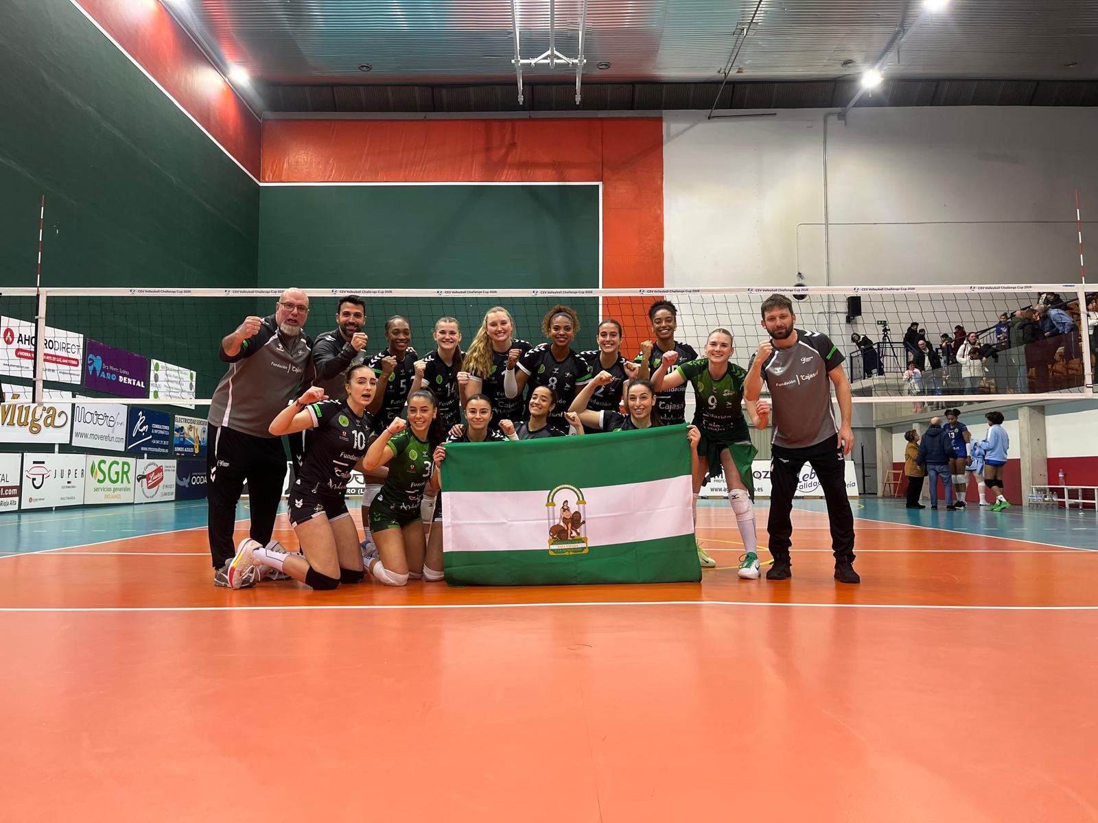 Las jugadoras del Fundación Cajasol Andalucía celebran su gran triunfo en Haro.